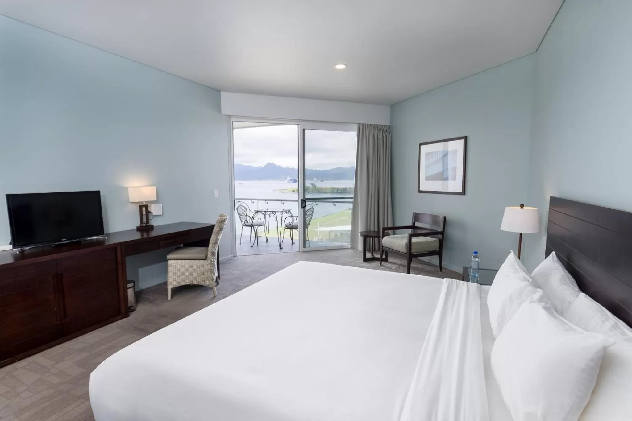 Classic King Room with Harbor View in Grand Pacific Hotel