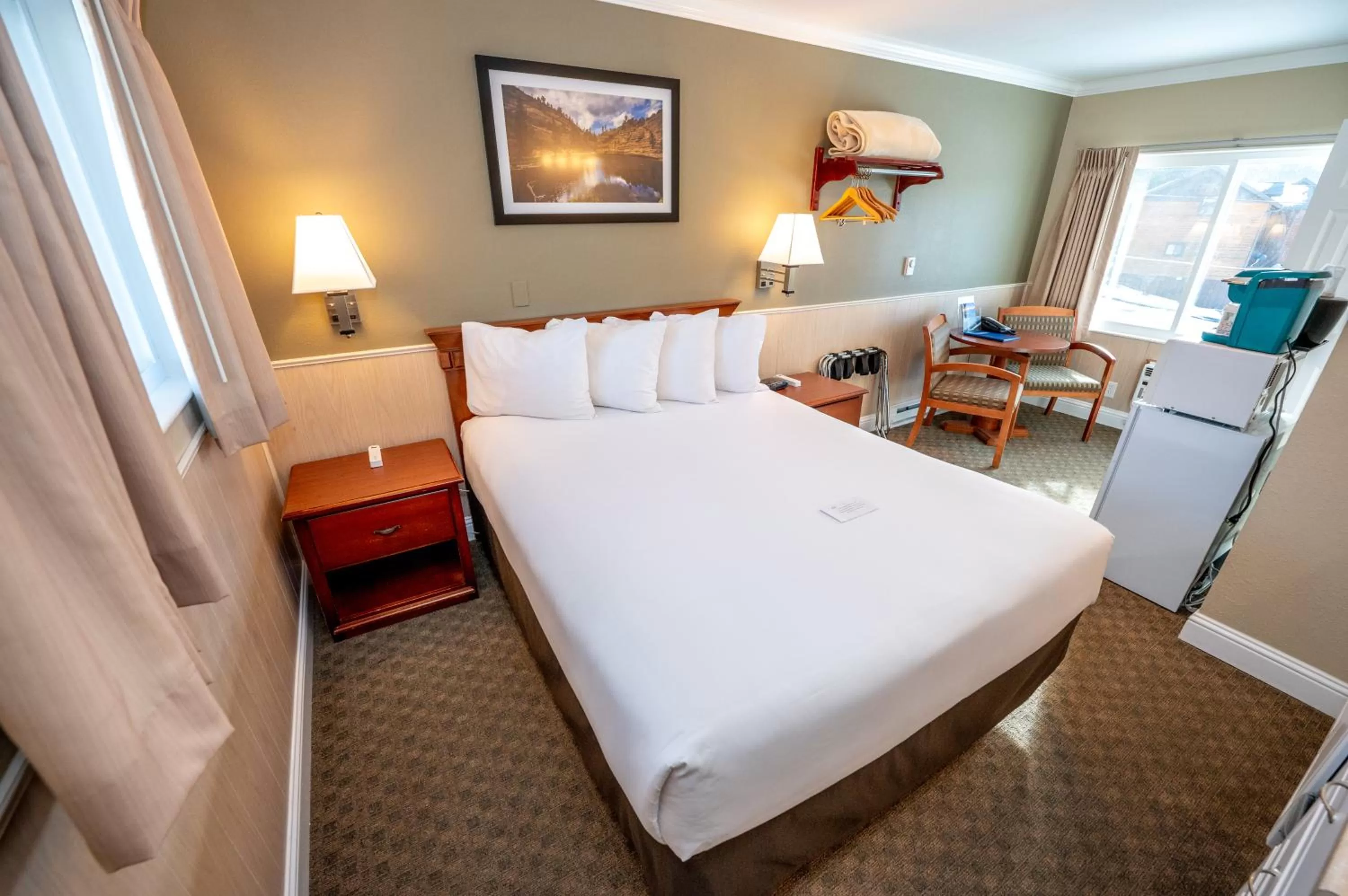 Basic Queen Room in Blue Door Inn