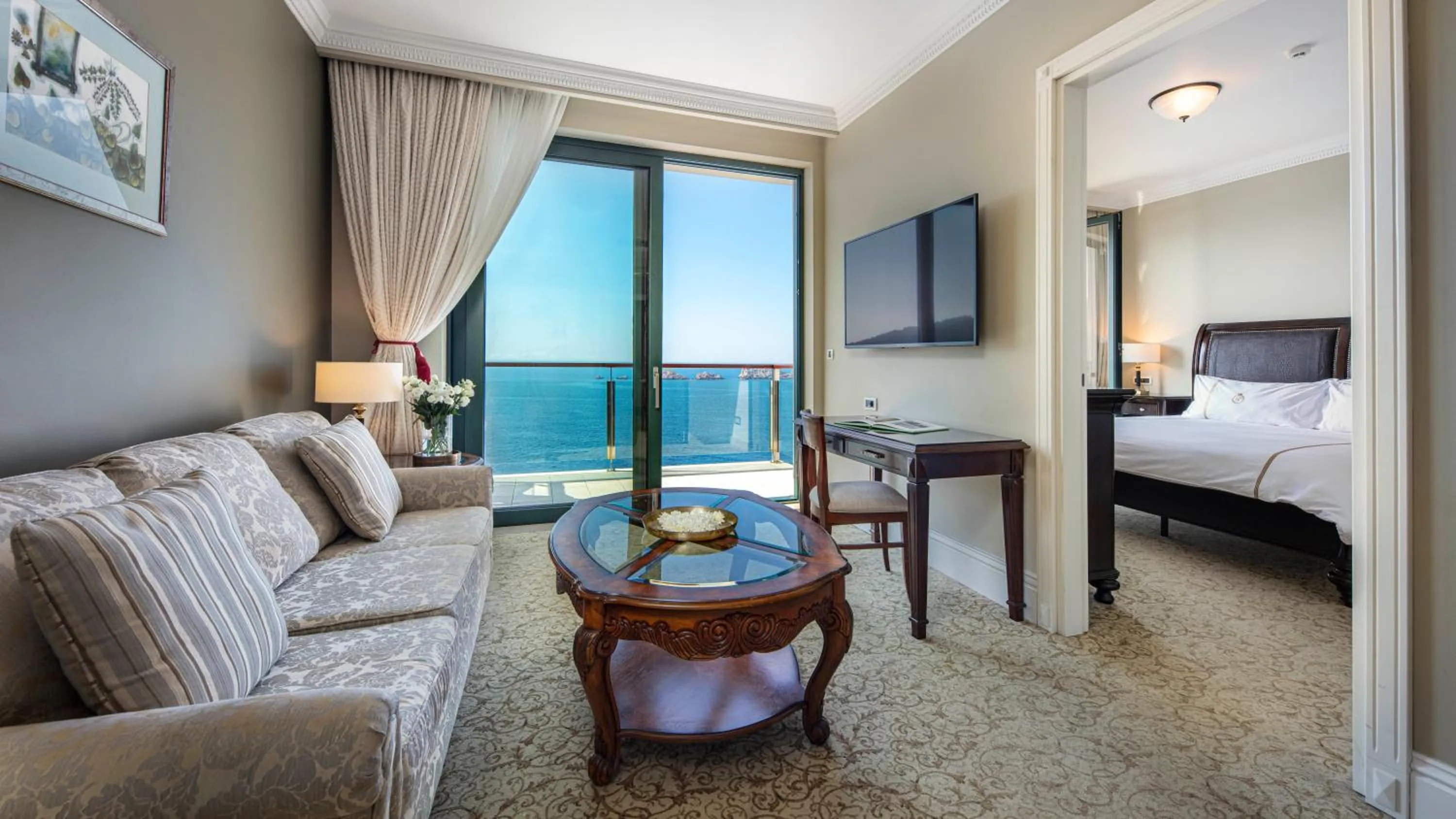 Deluxe King Suite with Sea View and Balcony in Royal Princess Hotel