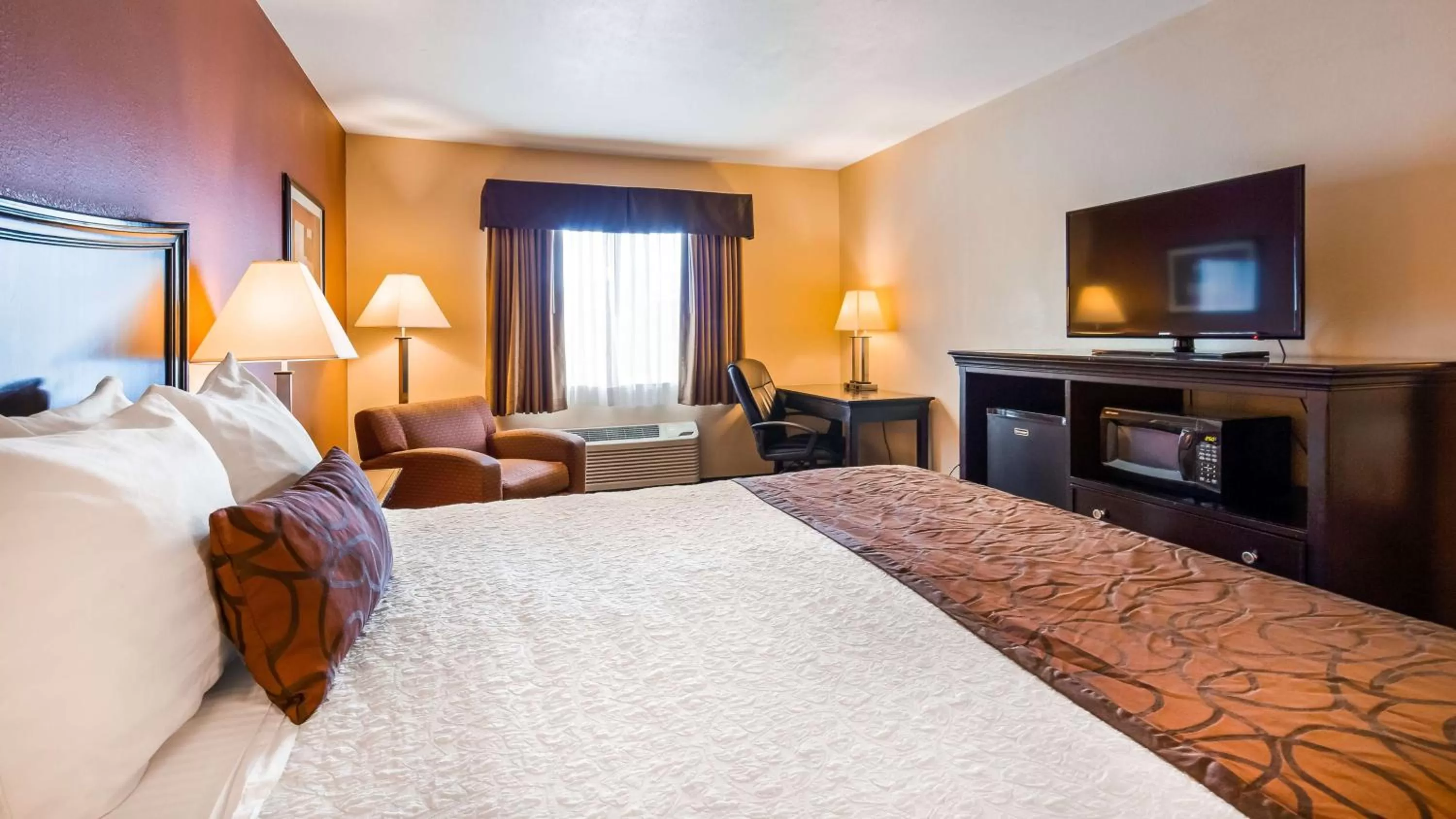 King Room with Mobility Accessible Tub and Sofa Bed in Best Western Plus Corning Inn