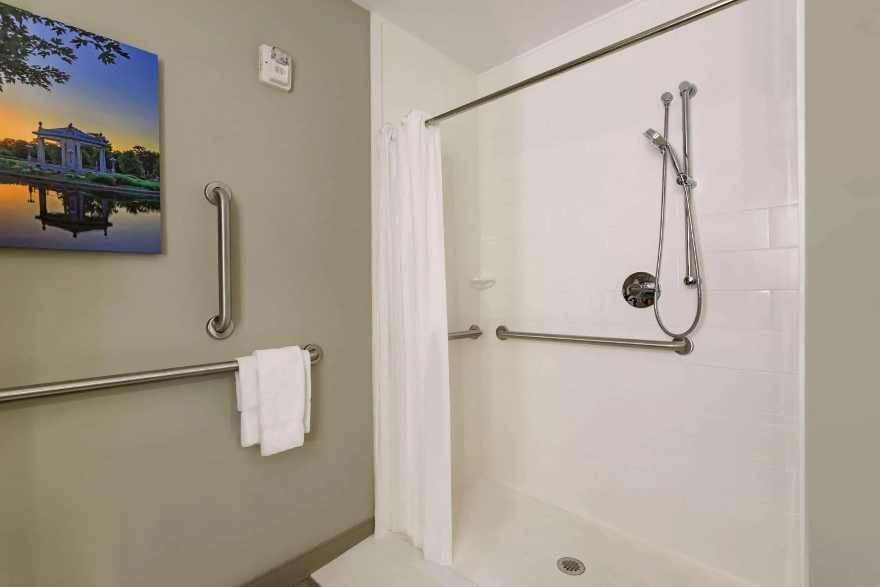 King Room with Roll-In Shower - Mobility/Hearing Accessible - Non-Smoking in La Quinta Inn & Suites by Wyndham St Louis Route 66