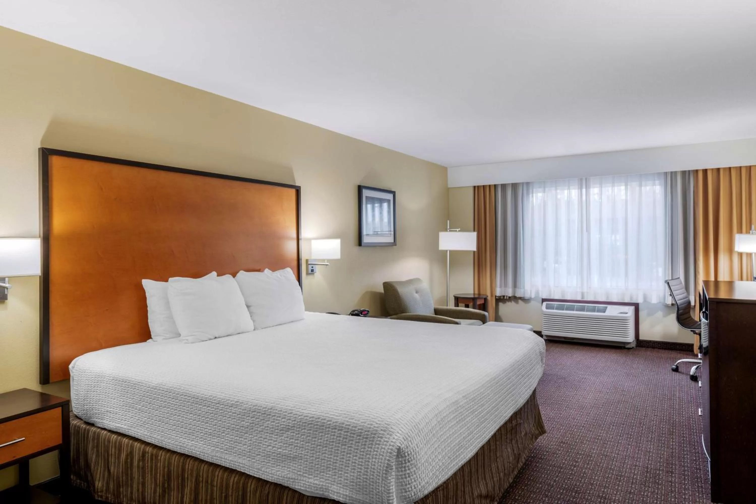 King Room with Roll-in Shower - Disability Access/Non-Smoking in Best Western Cascade Inn & Suites