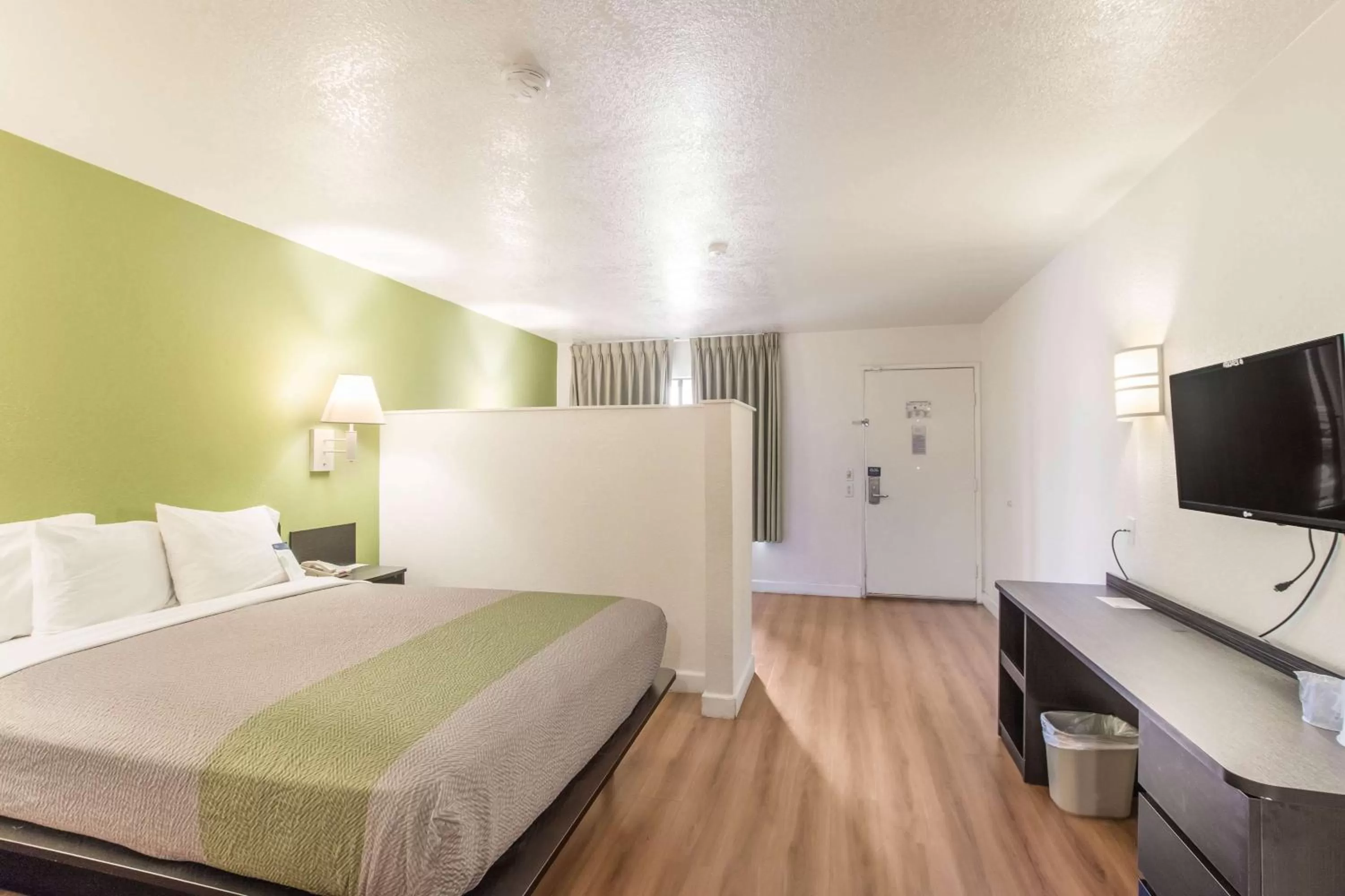Queen Room - single occupancy - Disability Access - Smoking in Motel 6 Hemet