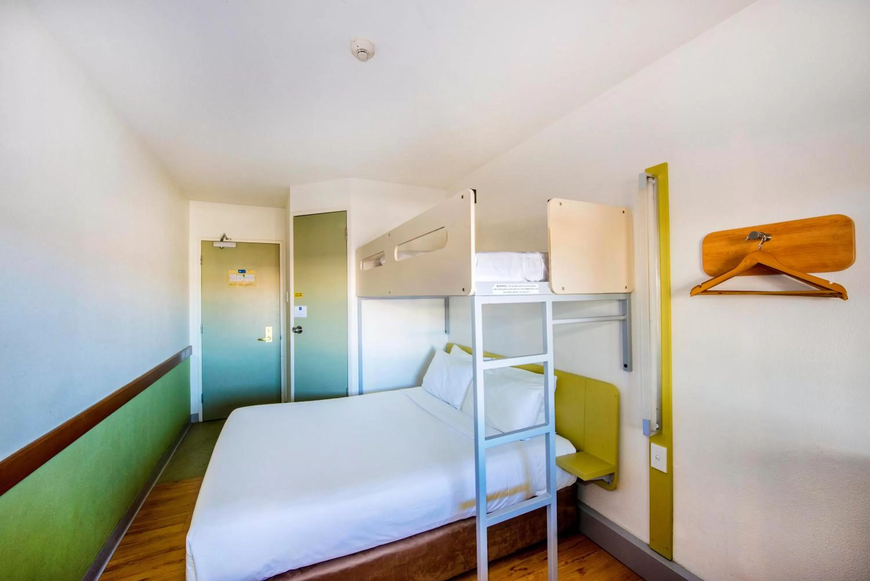 Standard Queen Room with a Single Overhead Bunk Bed in ibis Budget - Campbelltown