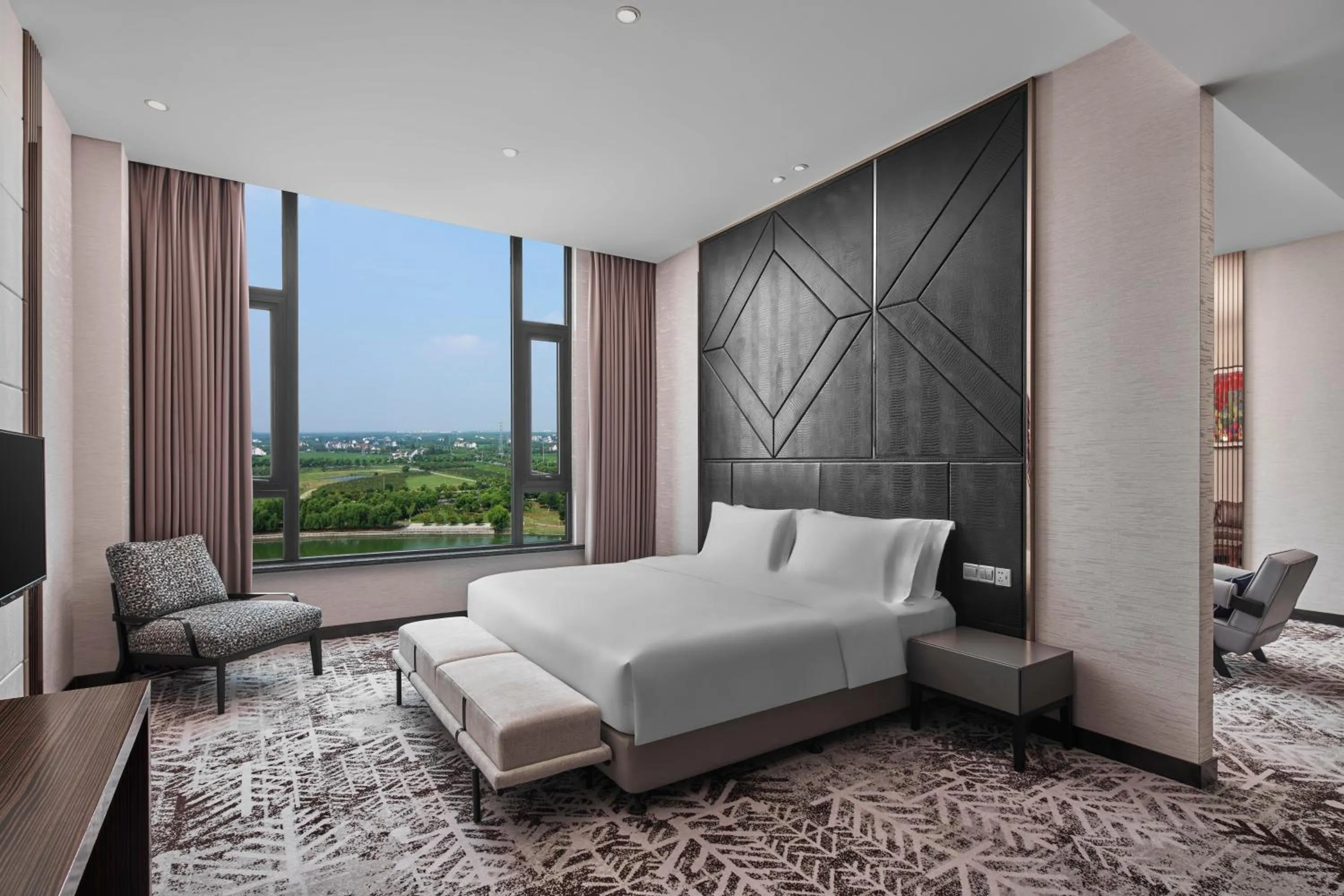 One-Bedroom King Suite - High Floor in Crowne Plaza Shanghai Jinshan by IHG