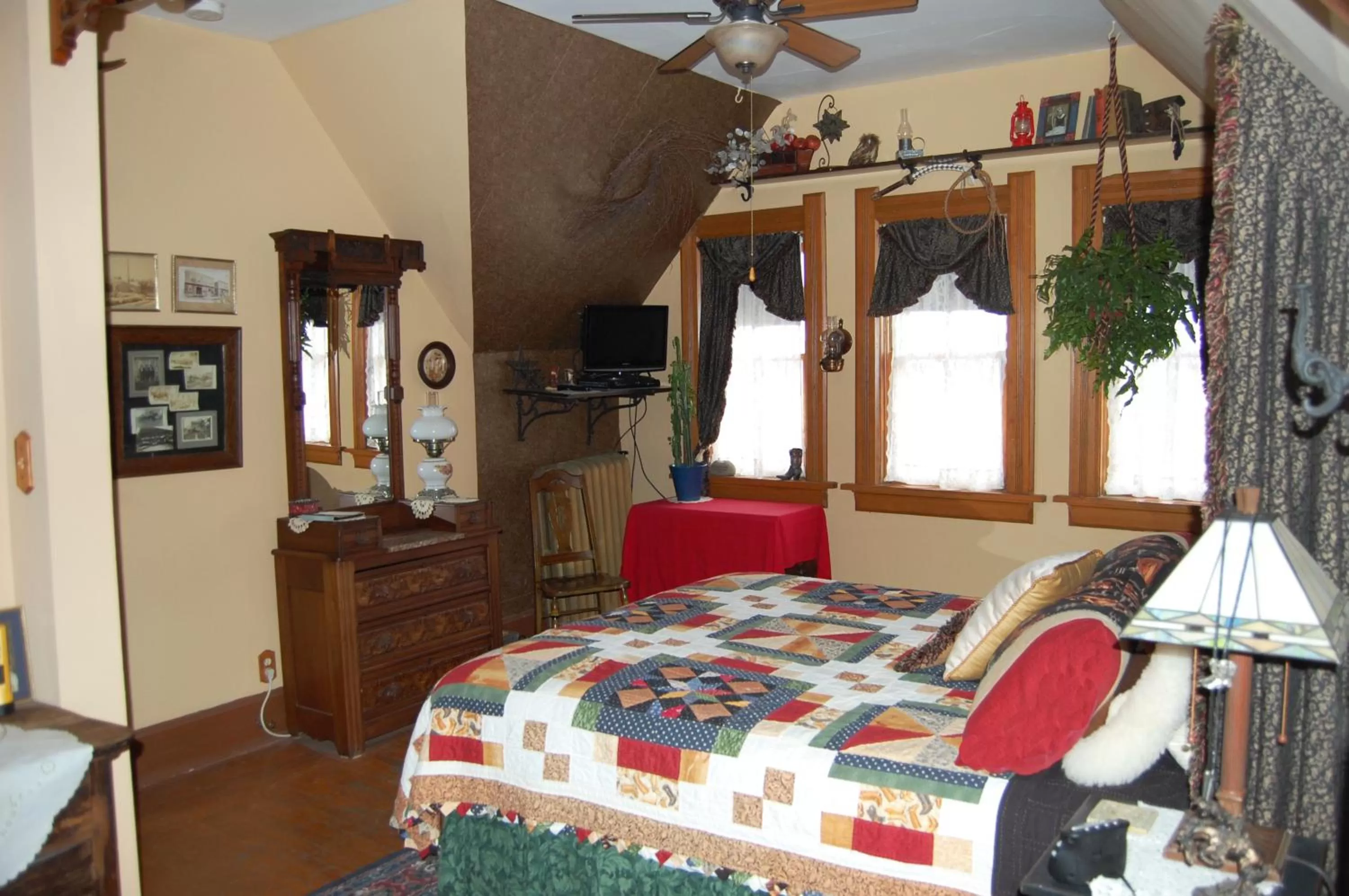 Queen Room with Shared Bathroom in Schuster Mansion Bed & Breakfast