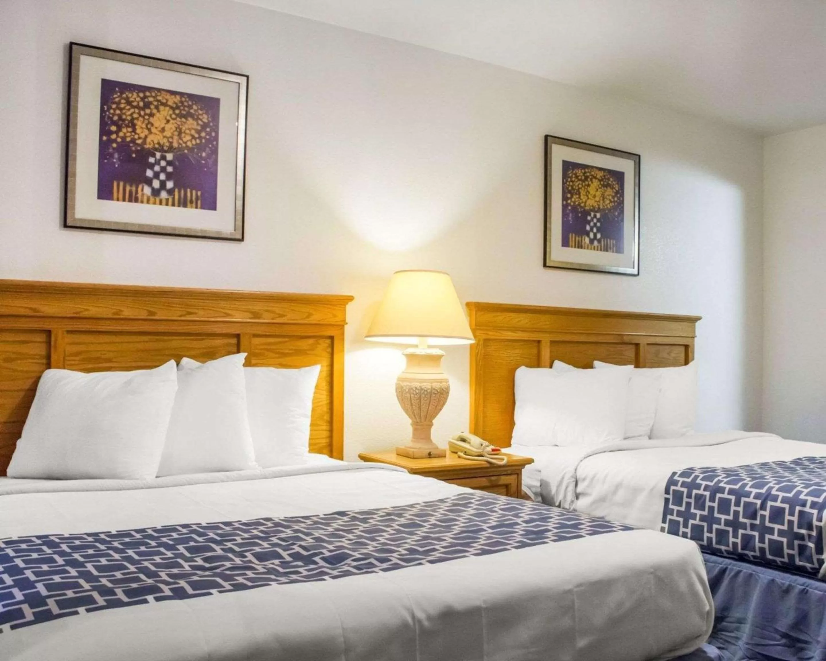 Queen Room with Two Queen Beds - Non-Smoking in Rodeway Inn Old Town Scottsdale