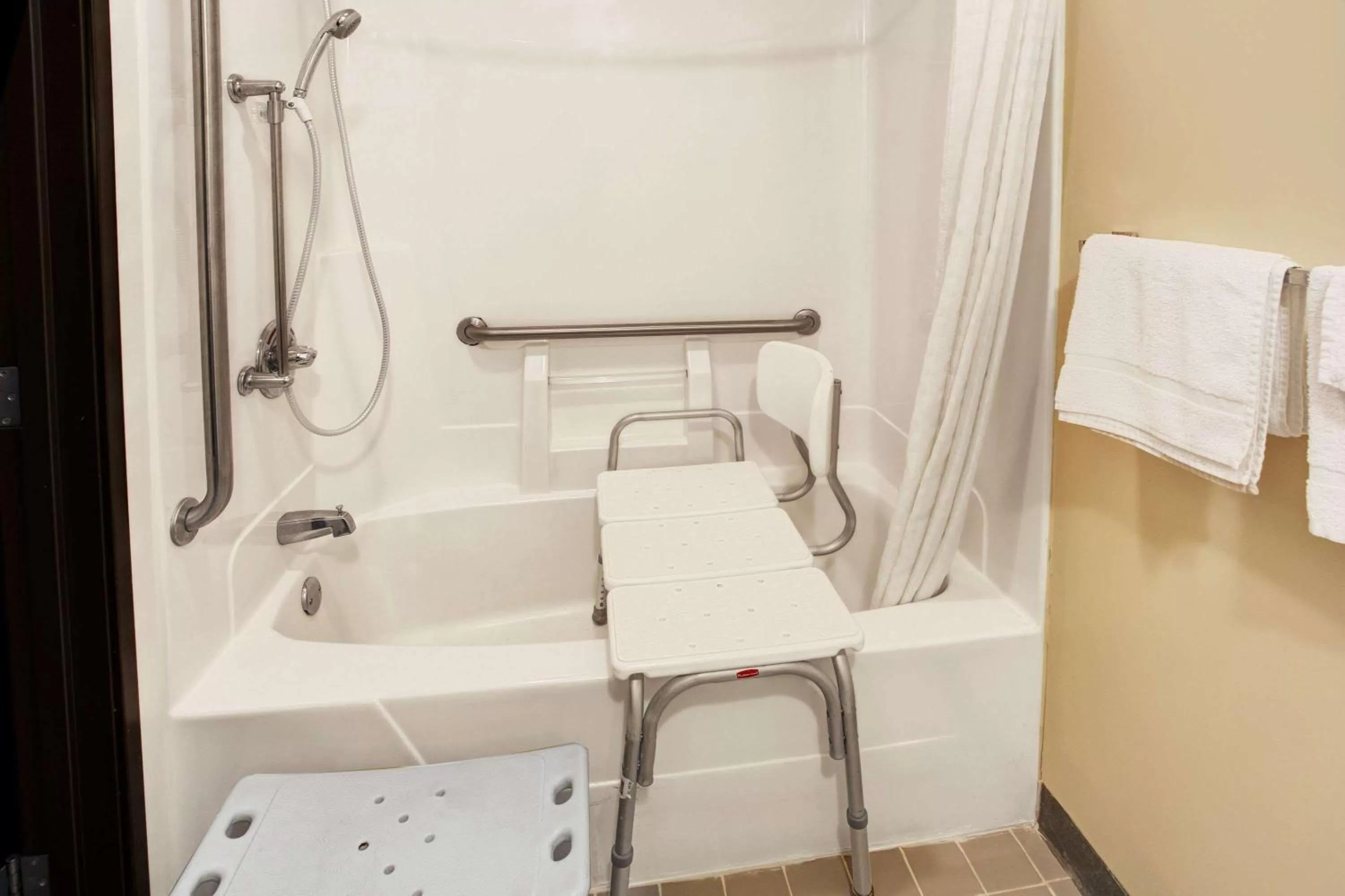 Queen Room - Disability Access/Non-Smoking in Super 8 by Wyndham Heath/Newark