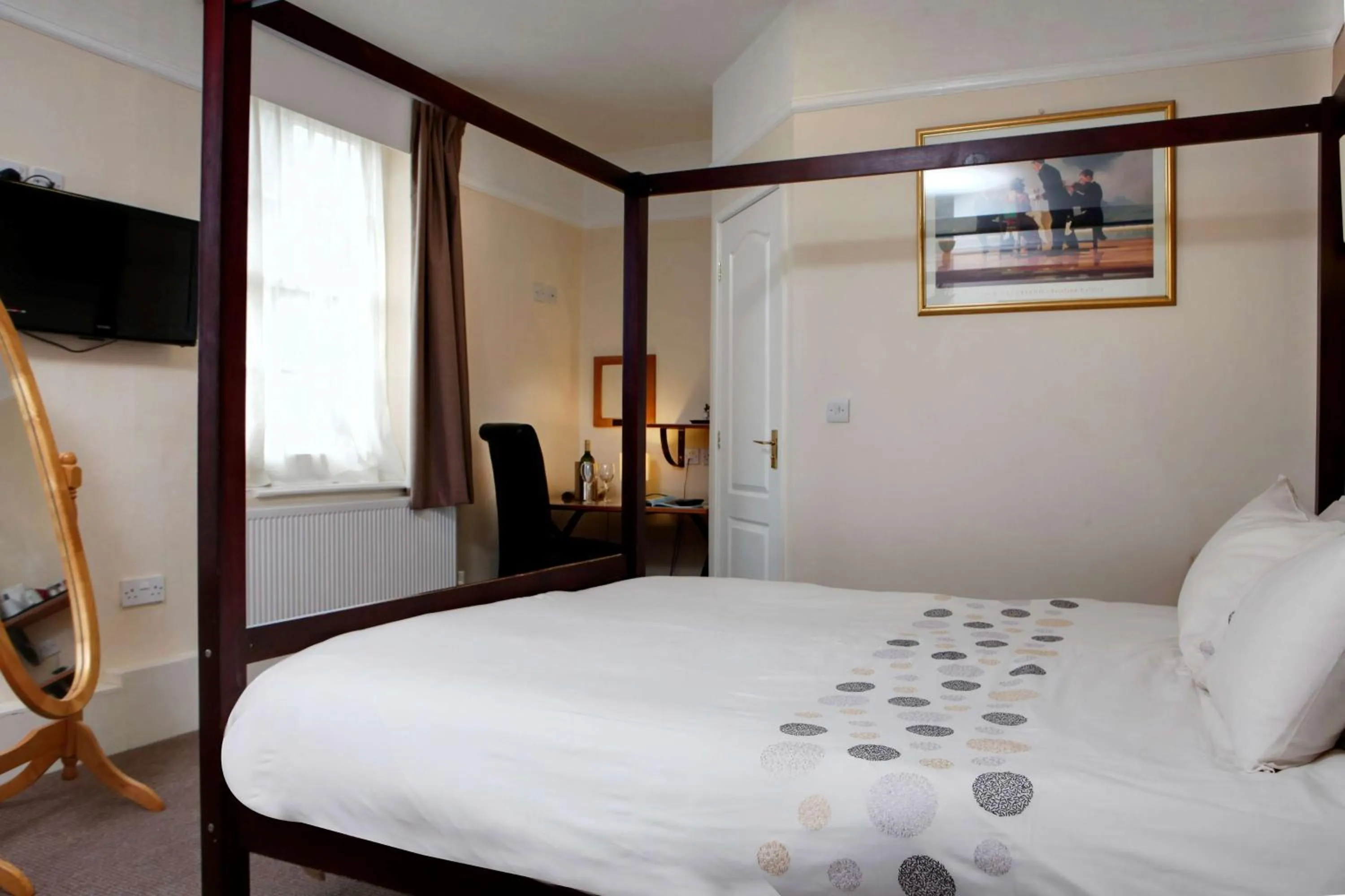 King Room - single occupancy - Shower Only in Deincourt Hotel