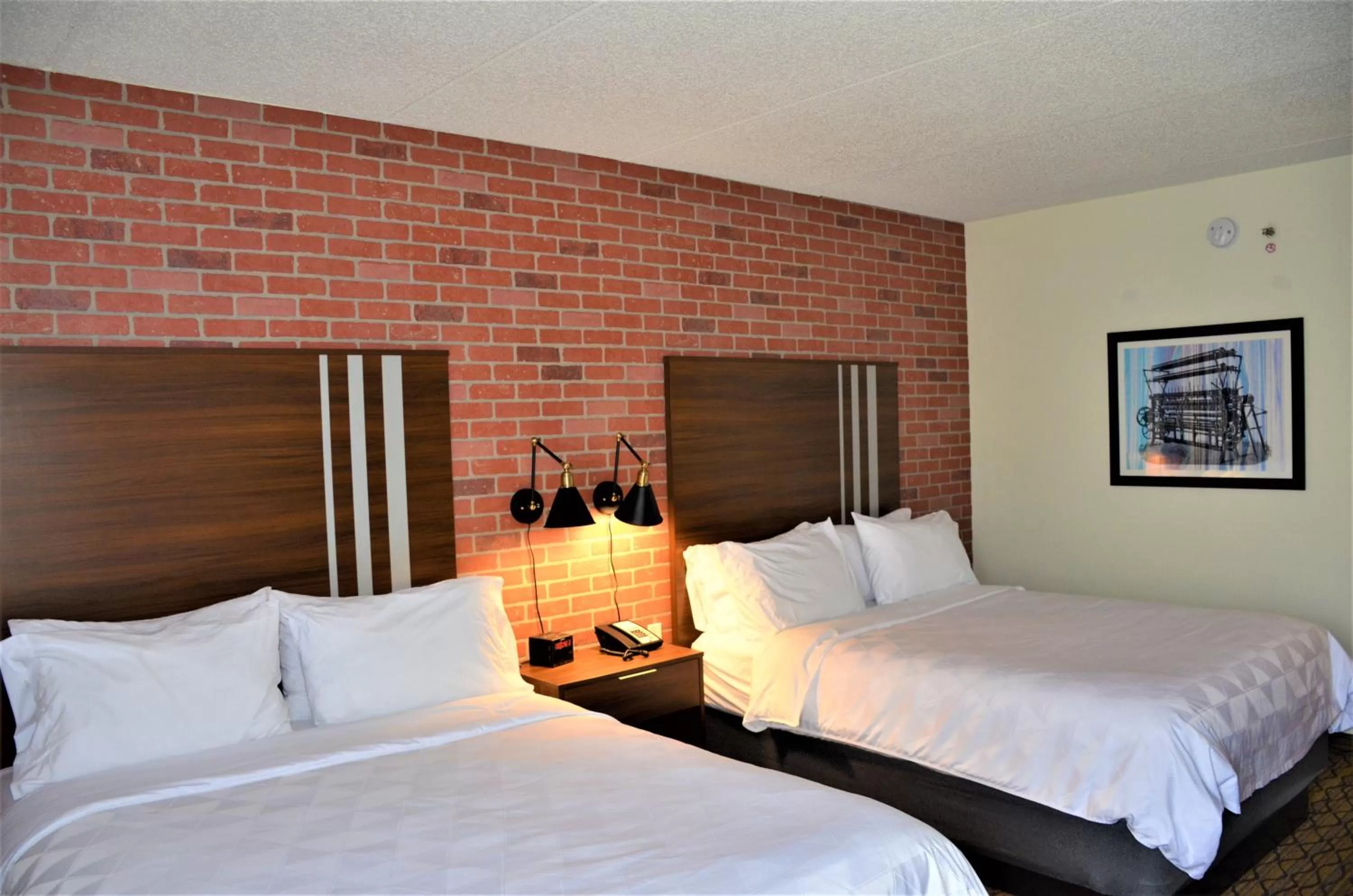 Queen Room - Accessible/Nonsmoking in Burrstone Inn, an Ascend Collection Hotel