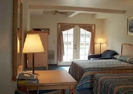 Queen Room with Two Queen Beds with View - Non-Smoking in Edgewater Inn Shady Cove