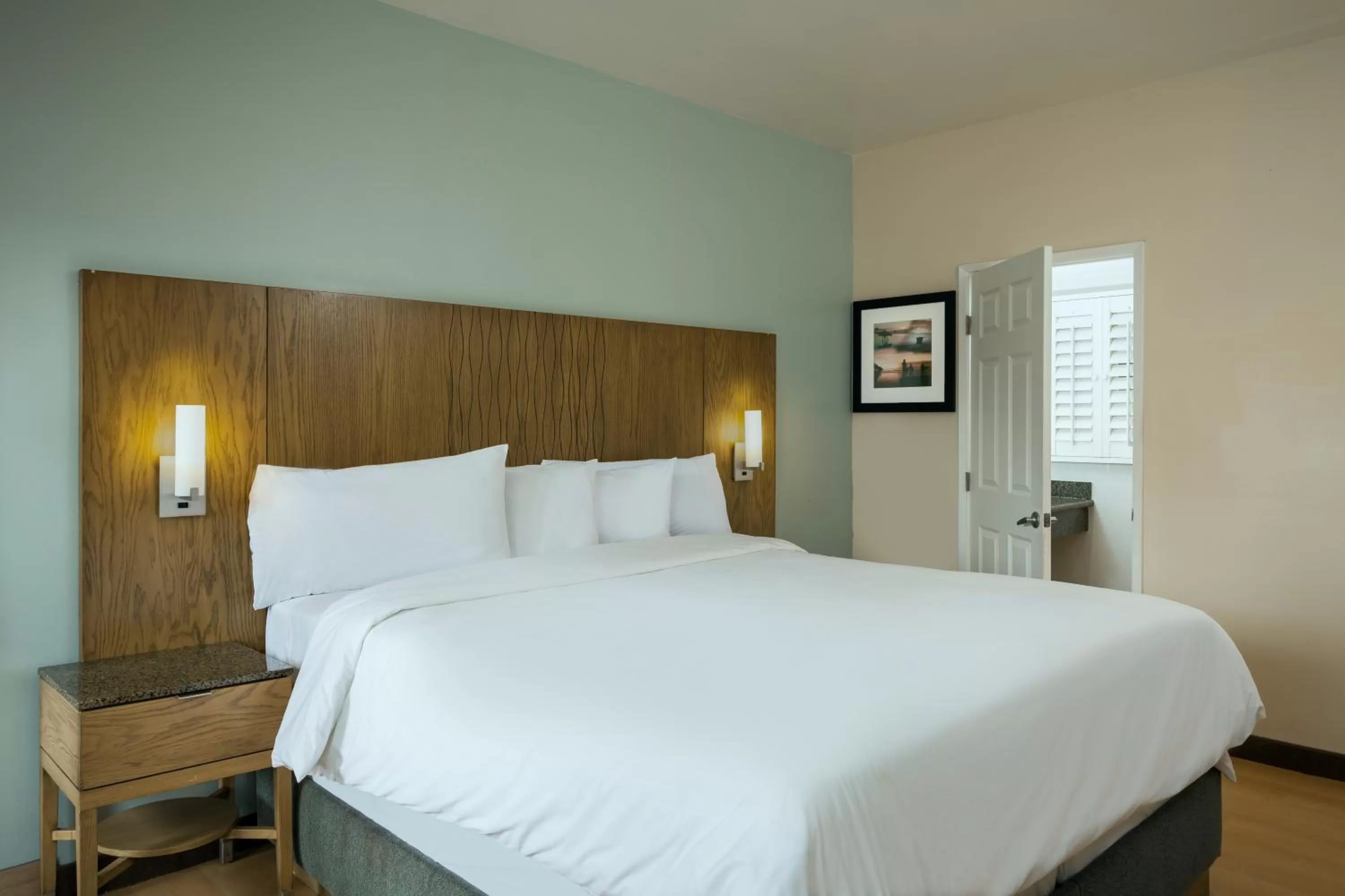 Studio with King bed in PB Surf Beachside Inn