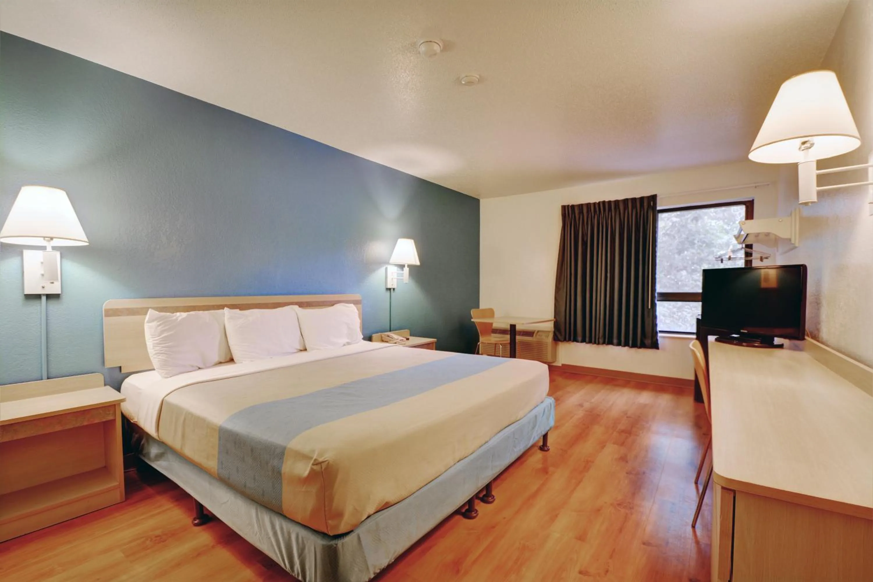 Deluxe King Room - Smoking in Motel 6-Newport, RI