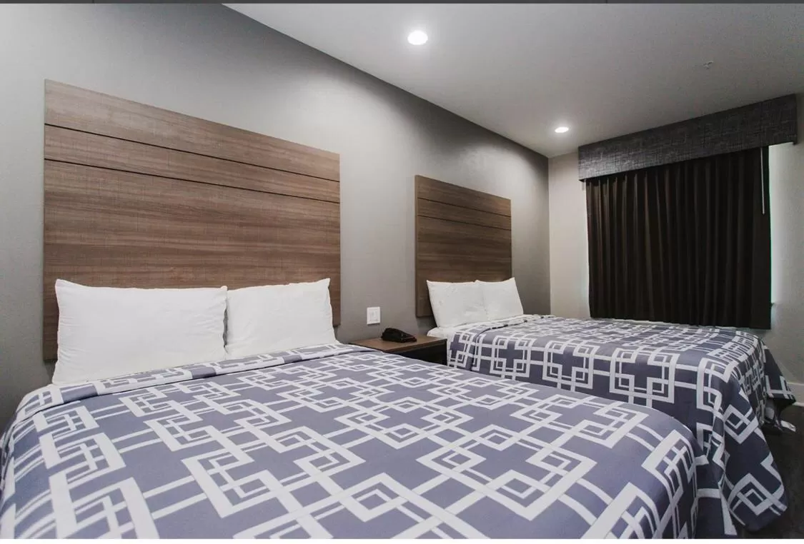 Deluxe Queen Room in Palace Inn