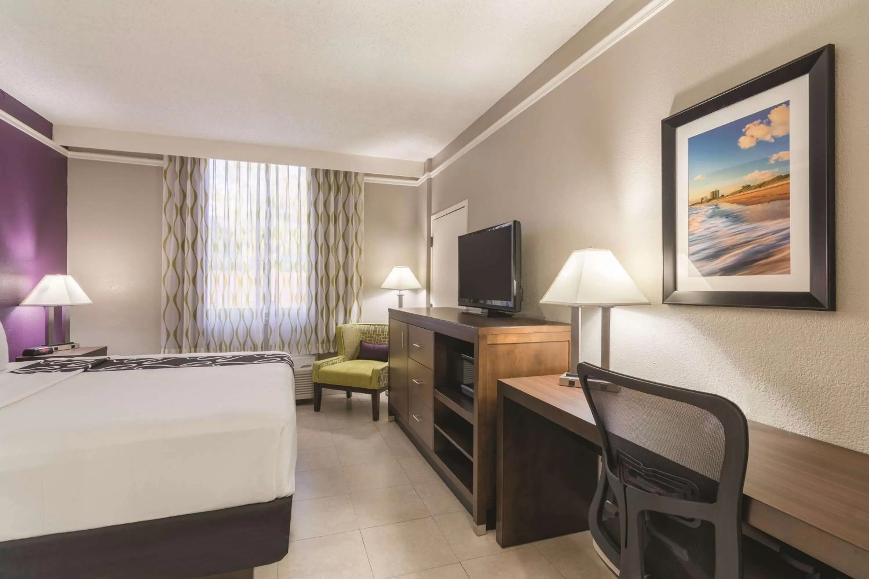 King Room with Bath Tub - Mobility/Hearing Accessible - Non-Smoking in La Quinta Inn by Wyndham Jupiter