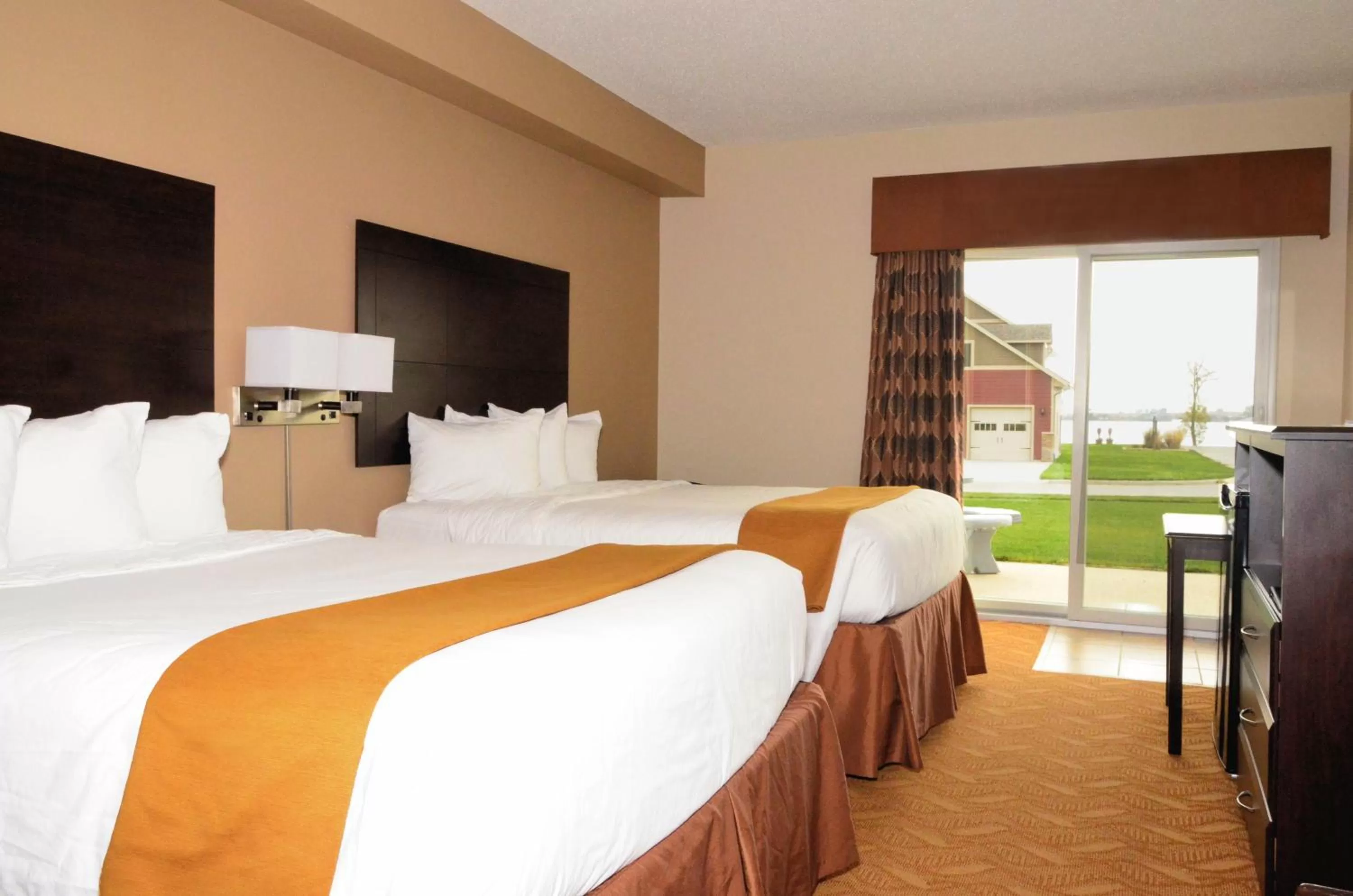 Queen Room with Two Queen Beds - Non-Smoking in Cobblestone Inn & Suites - Lake View