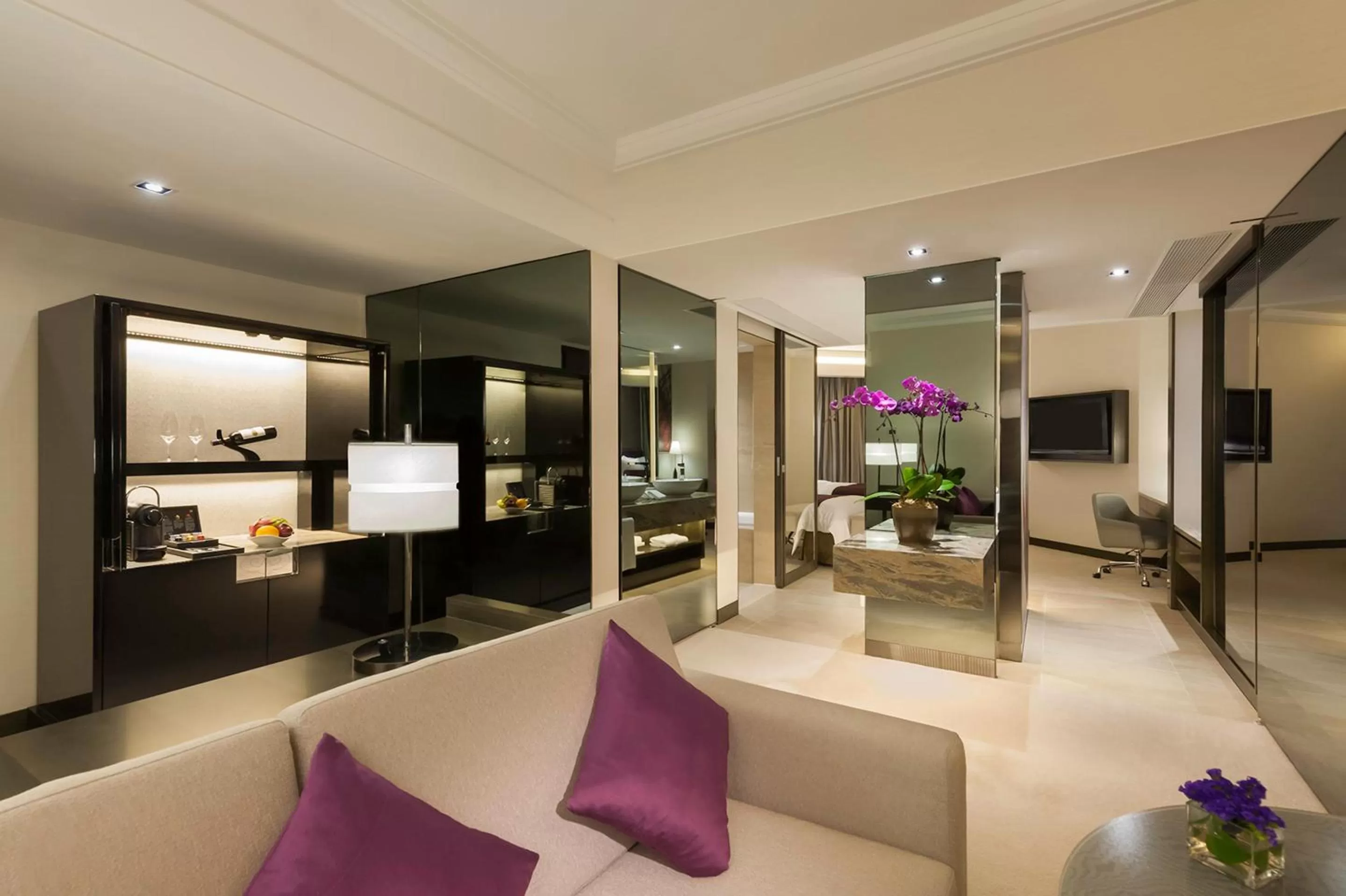 Suite with City View in Gateway Hotel, Marco Polo