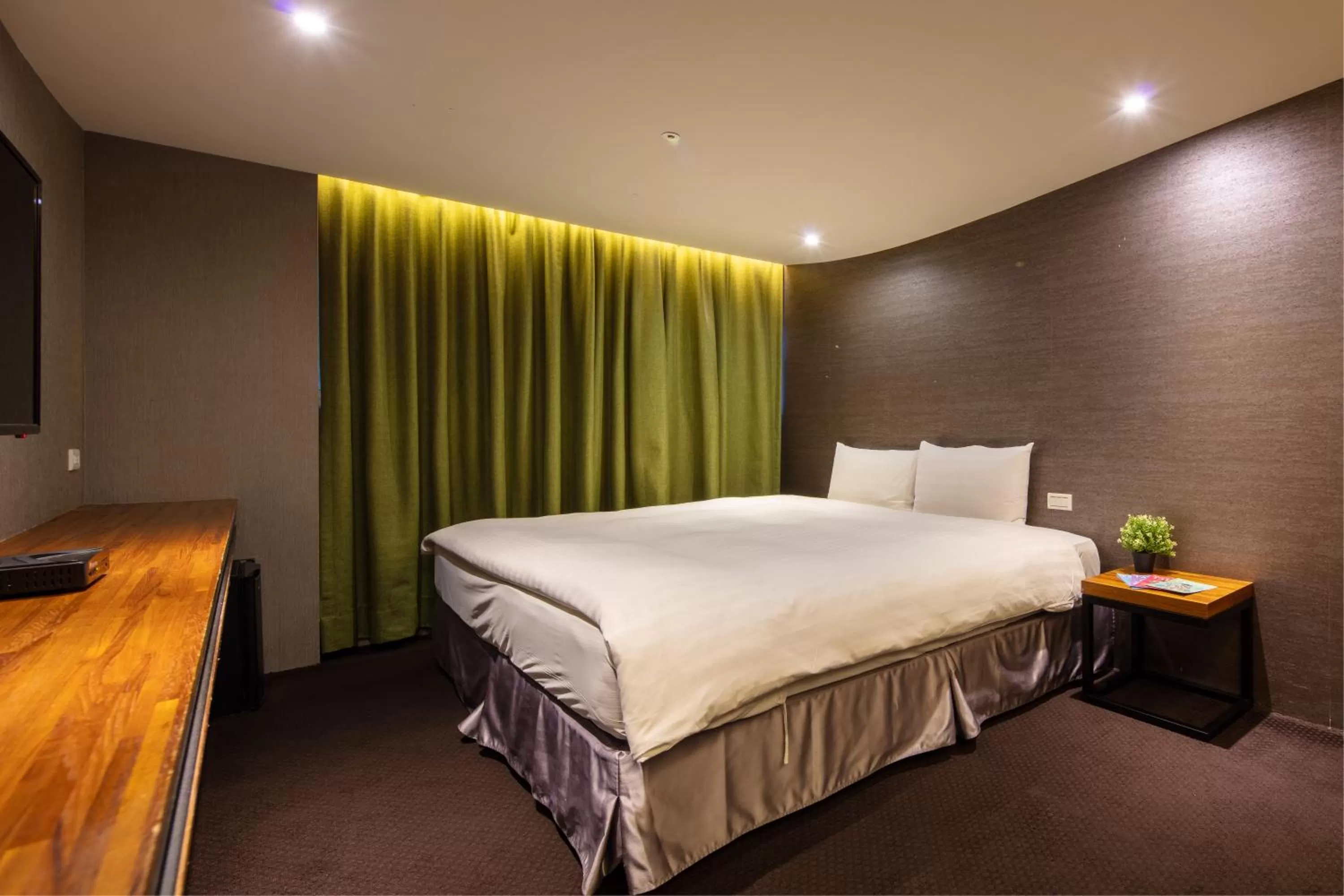 Deluxe Double Room with Bath in Goodmore Hotel