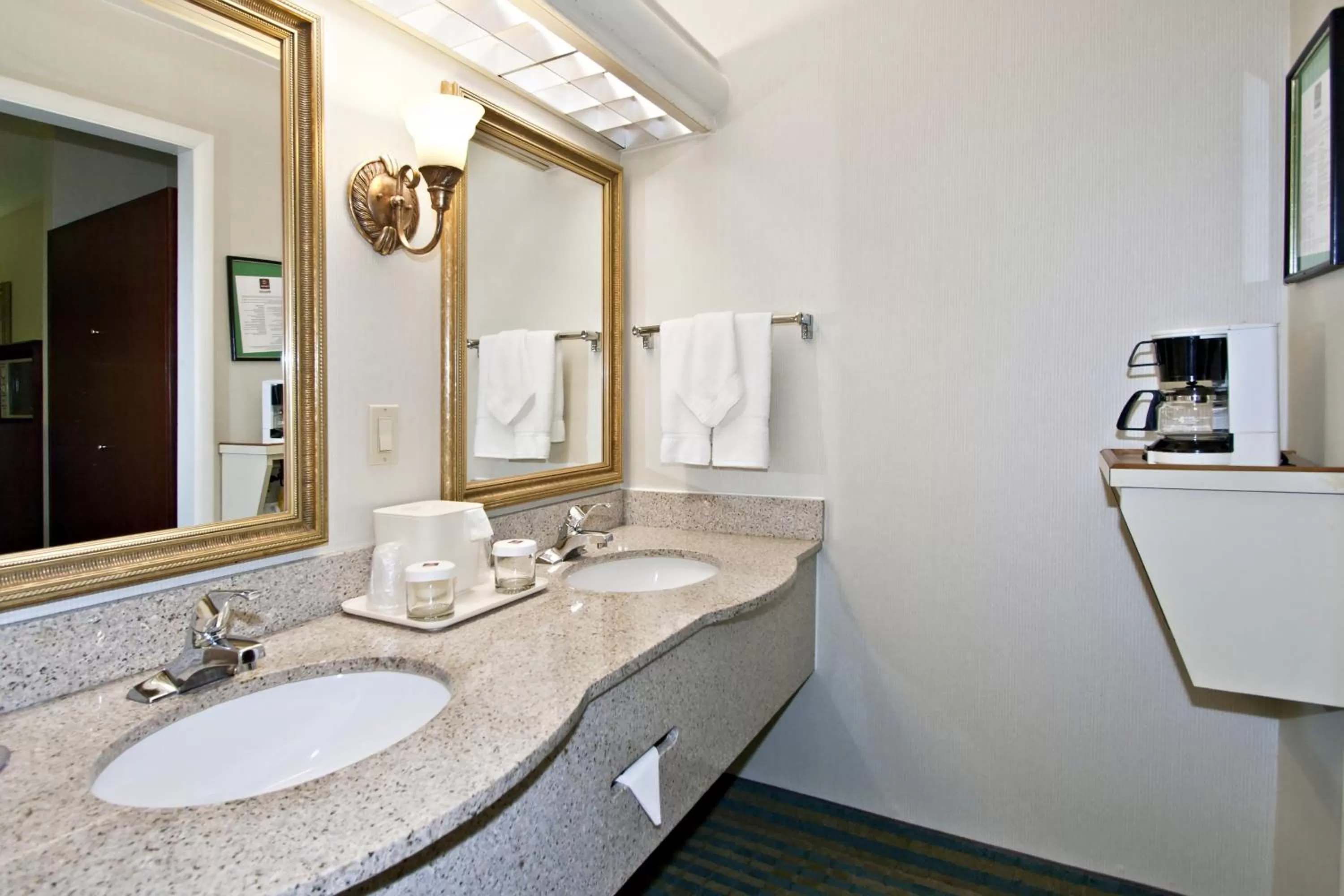 Double Room with Two Double Beds - Smoking in Clarion Inn Fredericksburg North