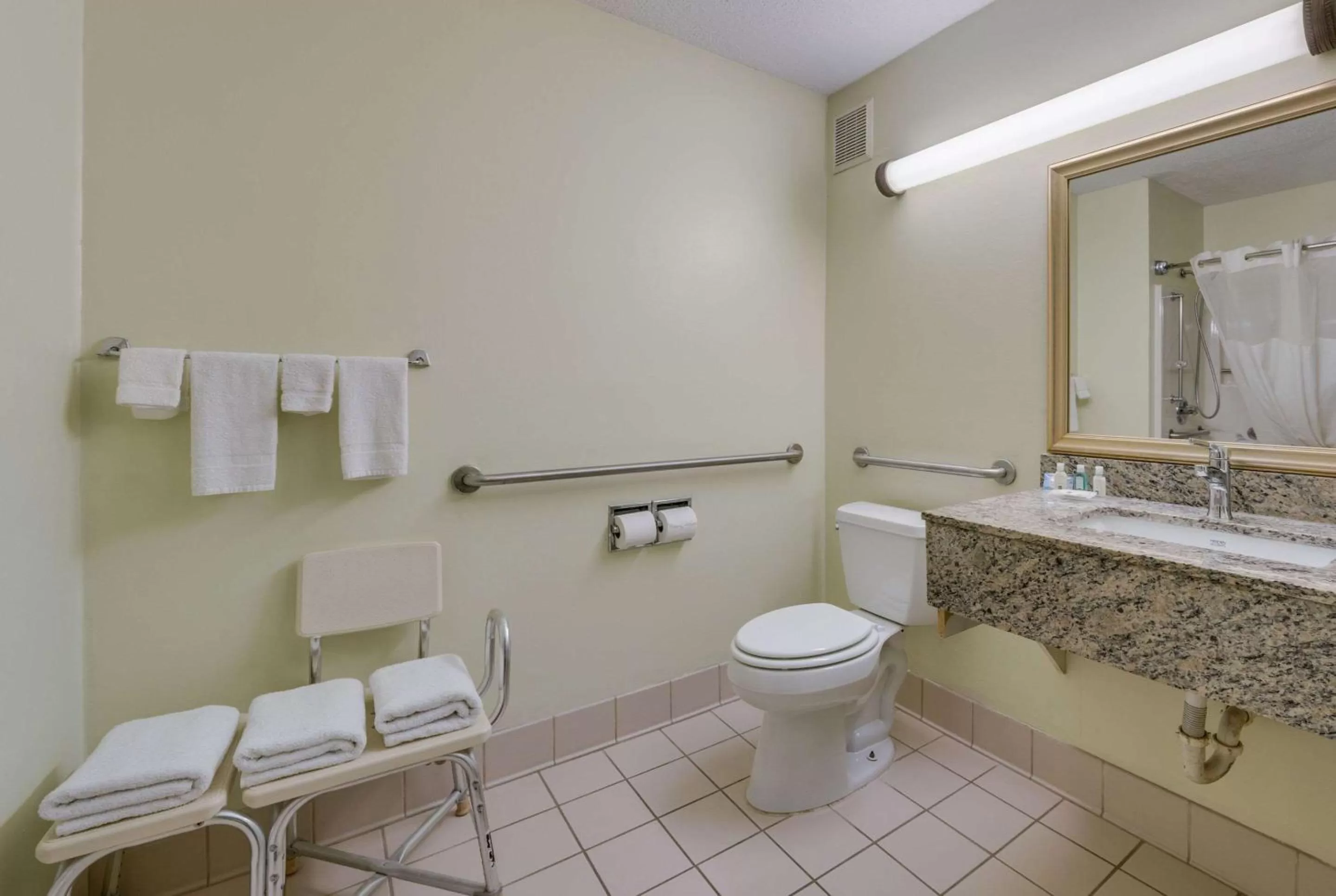 Queen Room with Accessible Tub - Accessible/Non-Smoking in Quality Inn & Suites Sioux Falls South