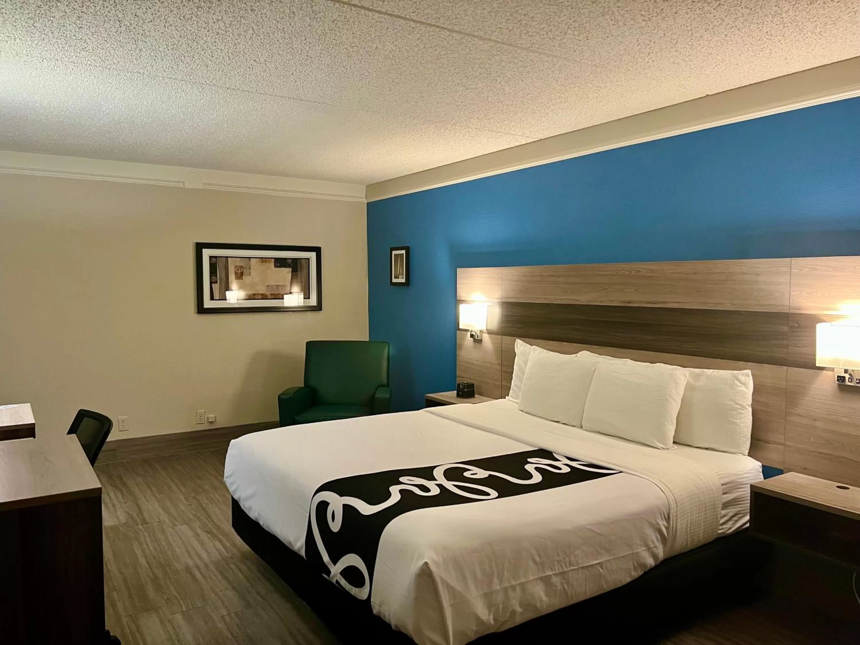 King Apartment - Non-Smoking in La Quinta Inn by Wyndham Denver Northglenn