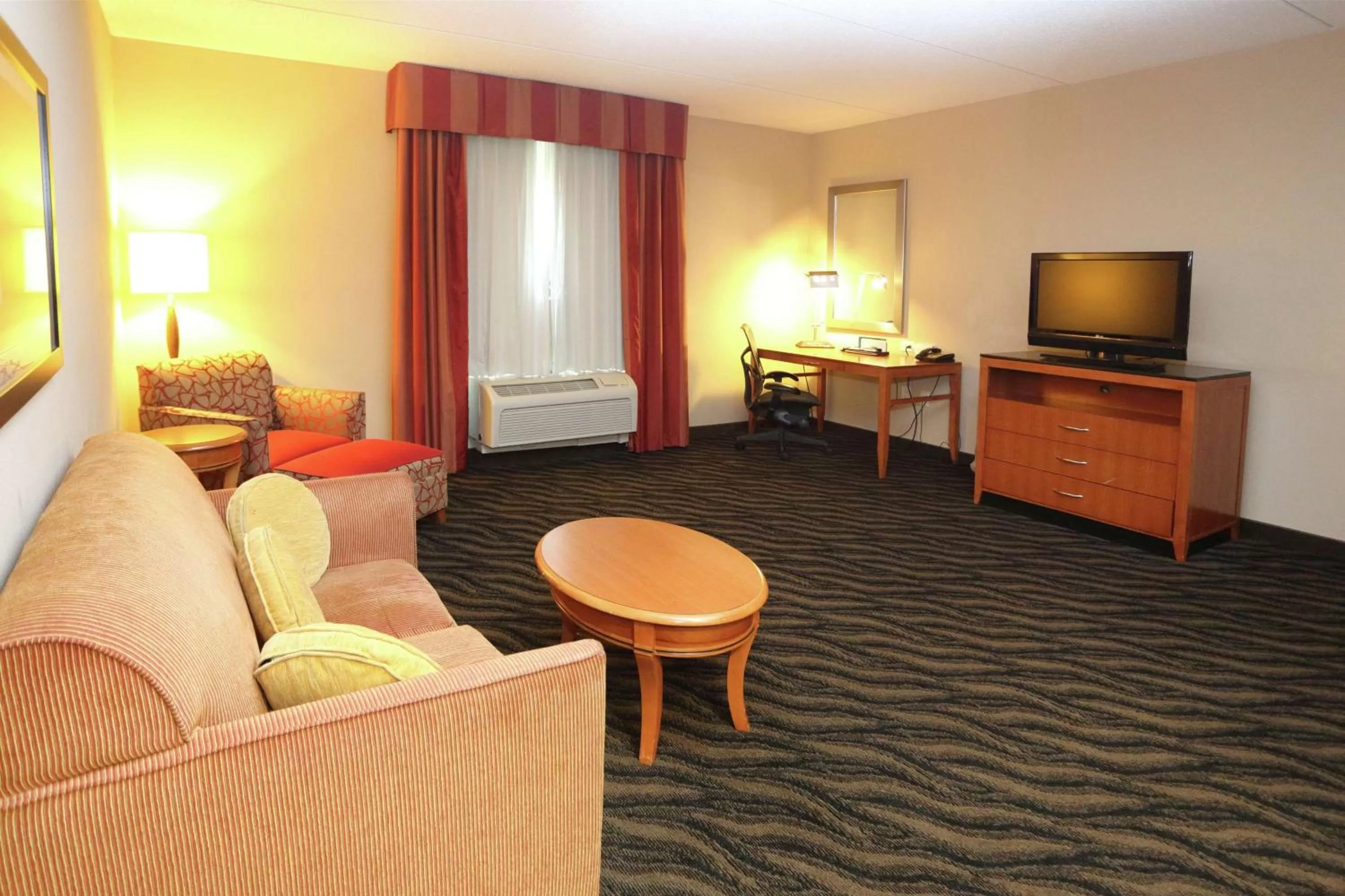 King Deluxe Suite in Hilton Garden Inn Chesapeake/Suffolk