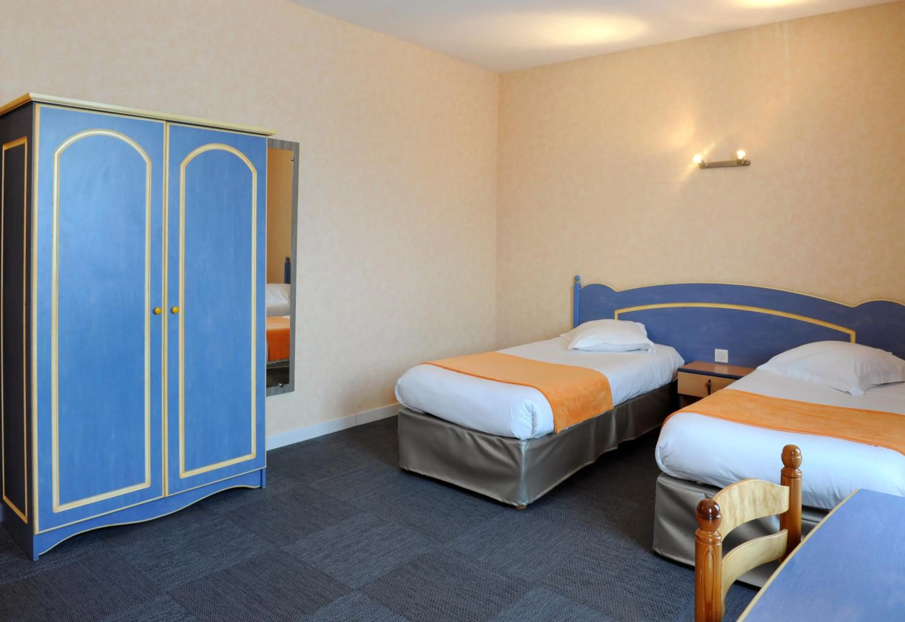 Twin Room in Comfort Hotel Saintes