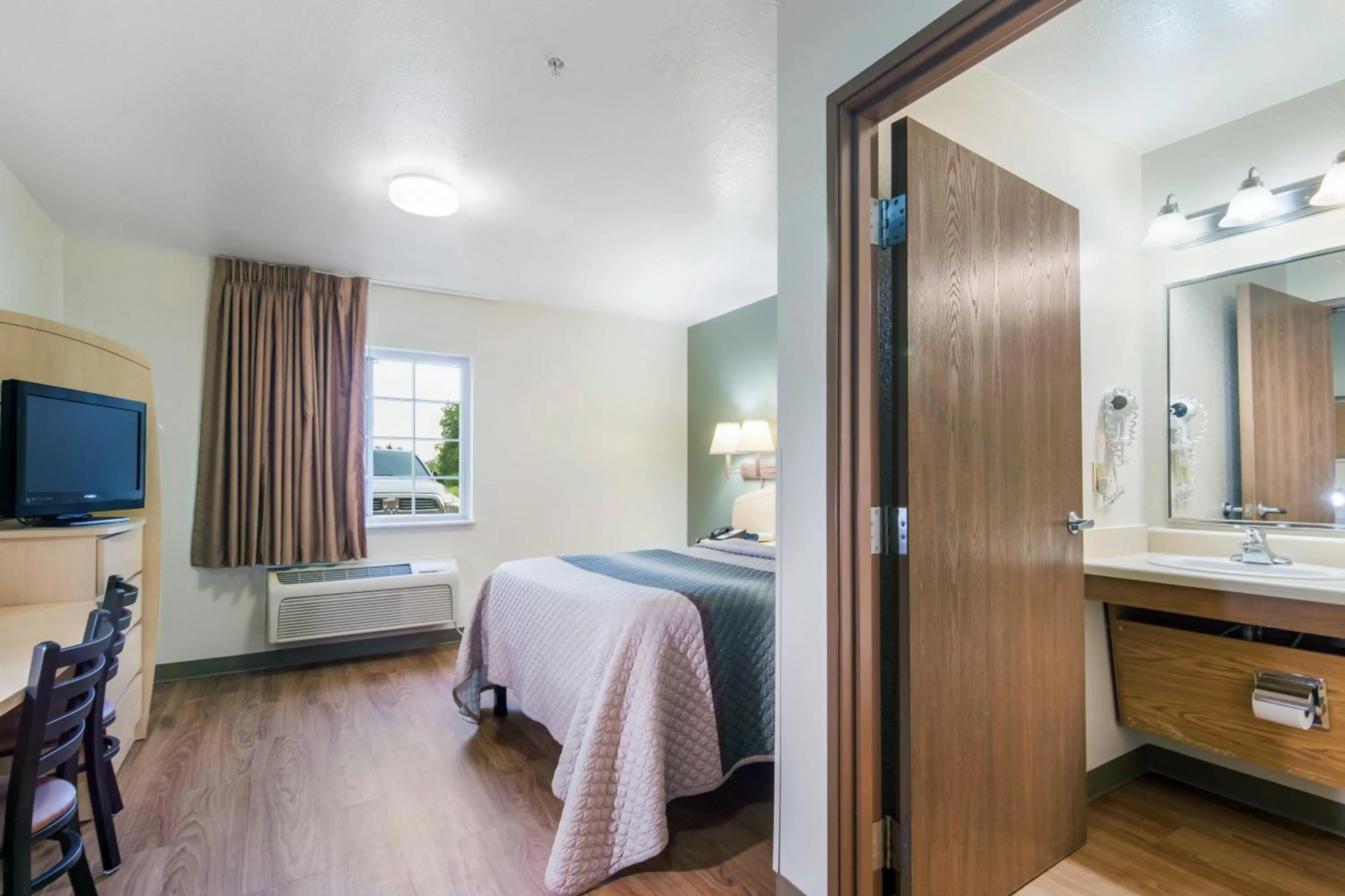 Studio Queen Room Smoking in HomeTowne Studios & Suites by Red Roof Bentonville