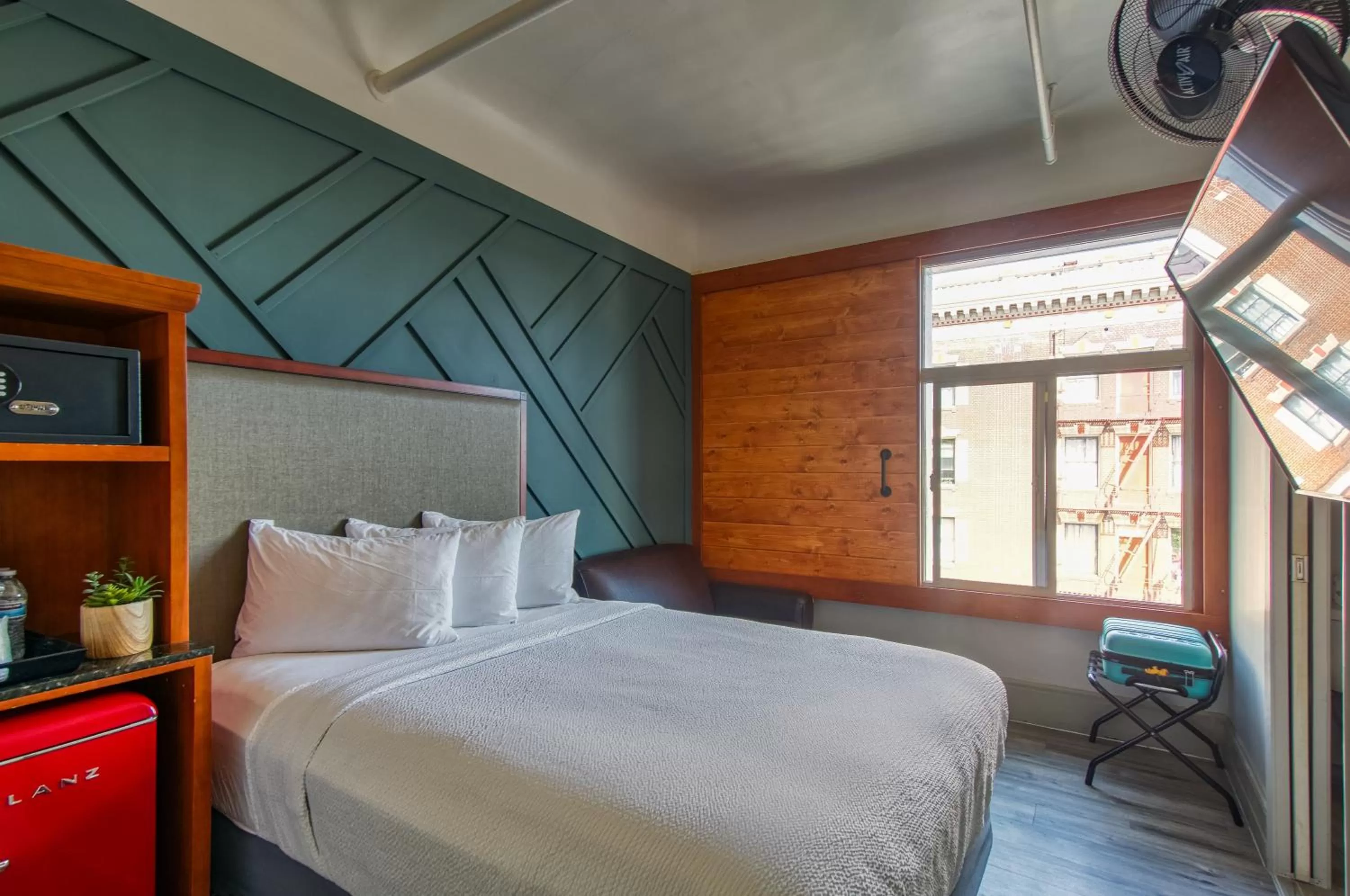 Deluxe Queen Room with City View - single occupancy in Ram's Hotel