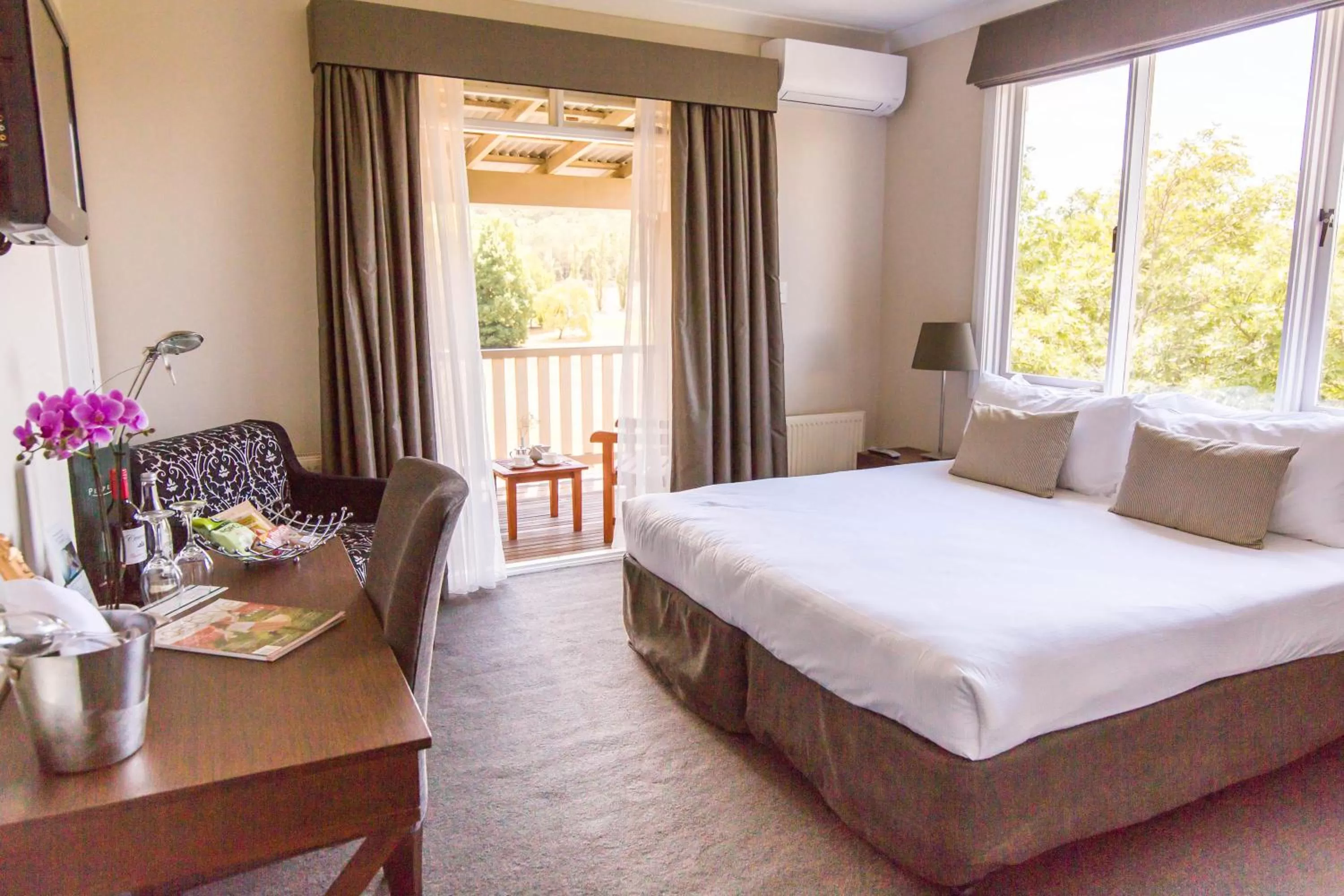 Elms King Room with Balcony in Peppers Craigieburn Resort