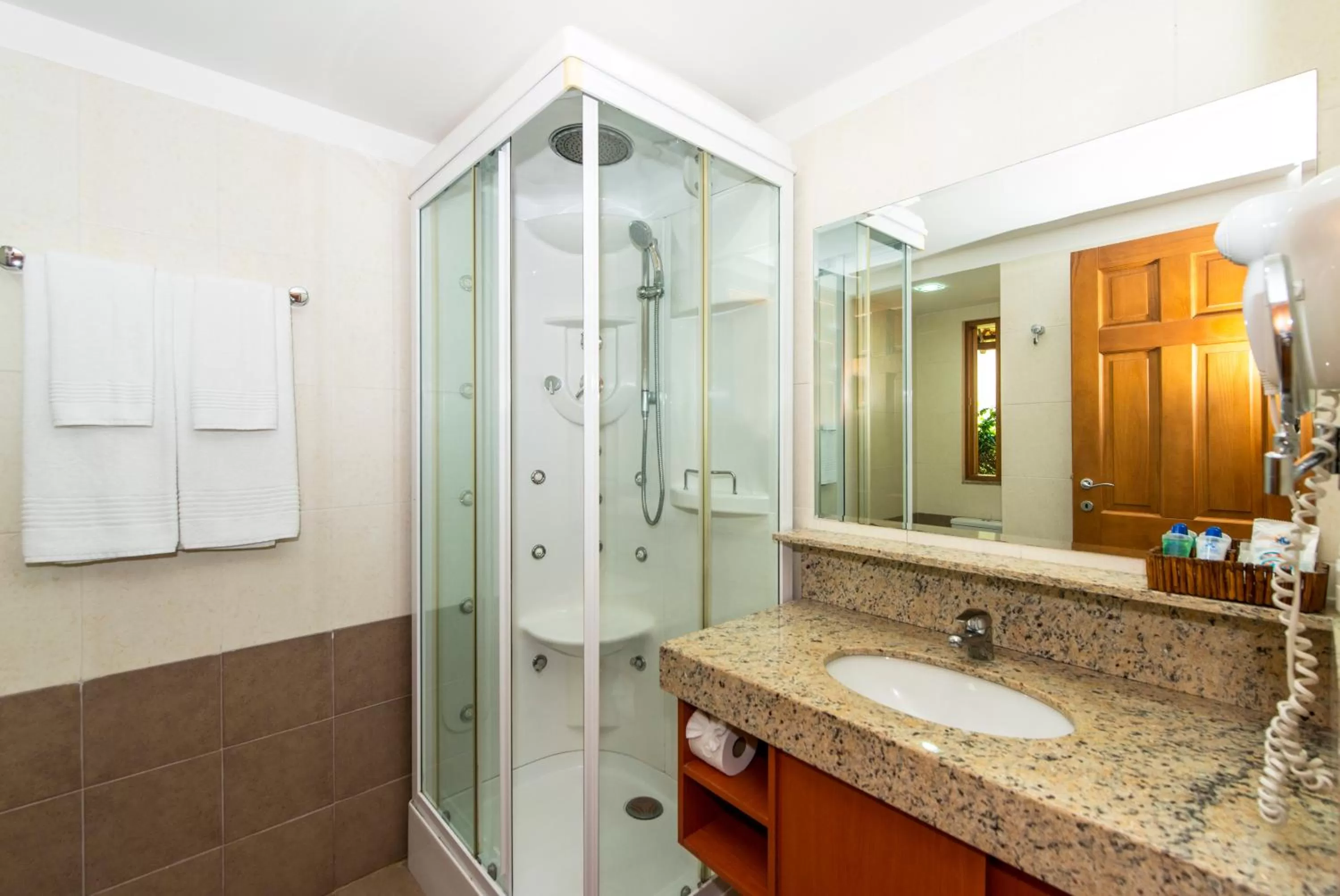 Super Luxury Triple Room in Praia Bonita Resort & Conventions - Praia de Camurupim