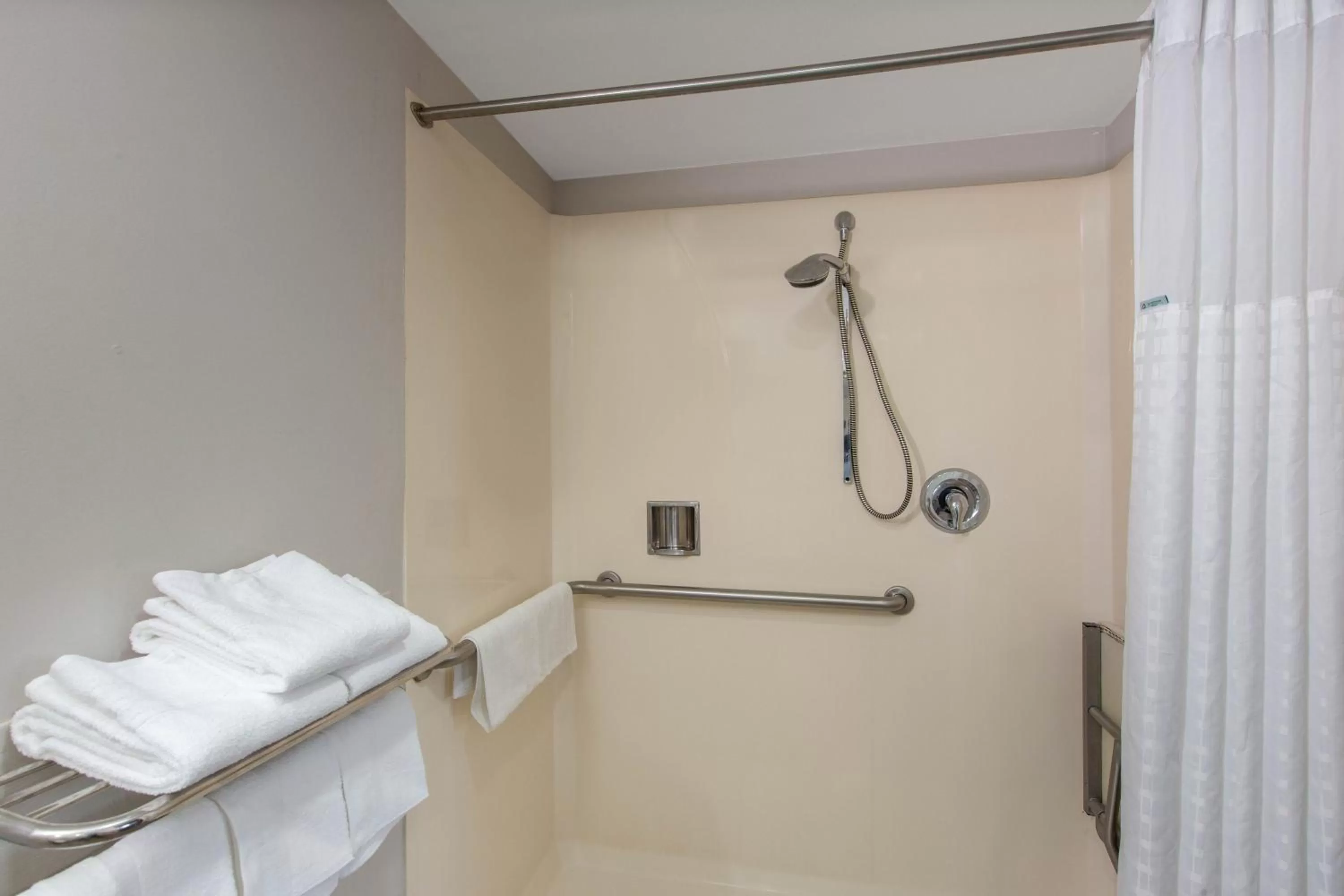 Double Room with Two Double Beds - Mobility/Hearing Accessible - Non-Smoking  in Days Inn by Wyndham Ukiah