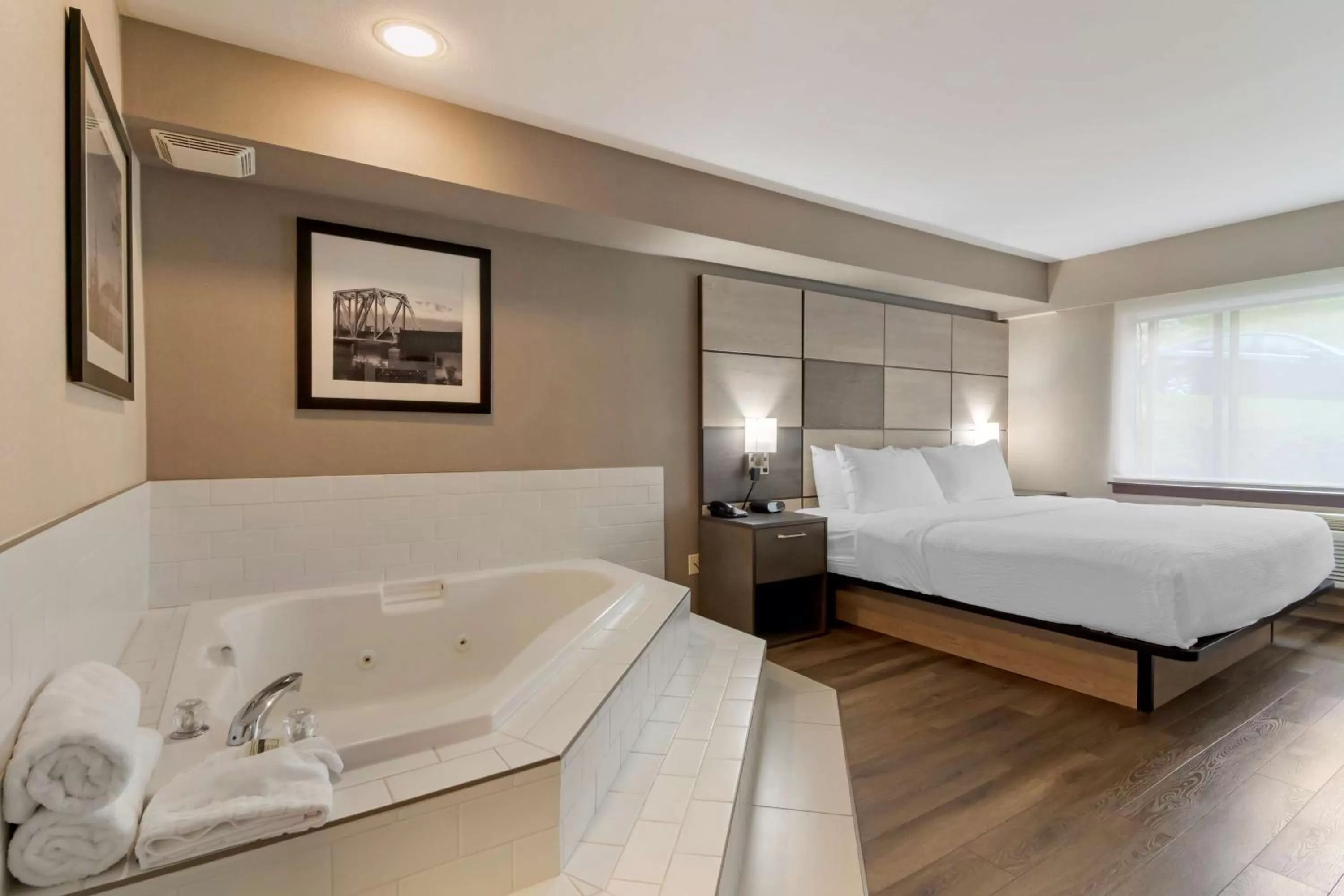 King Room with Whirlpool - Non-Smoking in Best Western Premier Aberdeen Kamloops