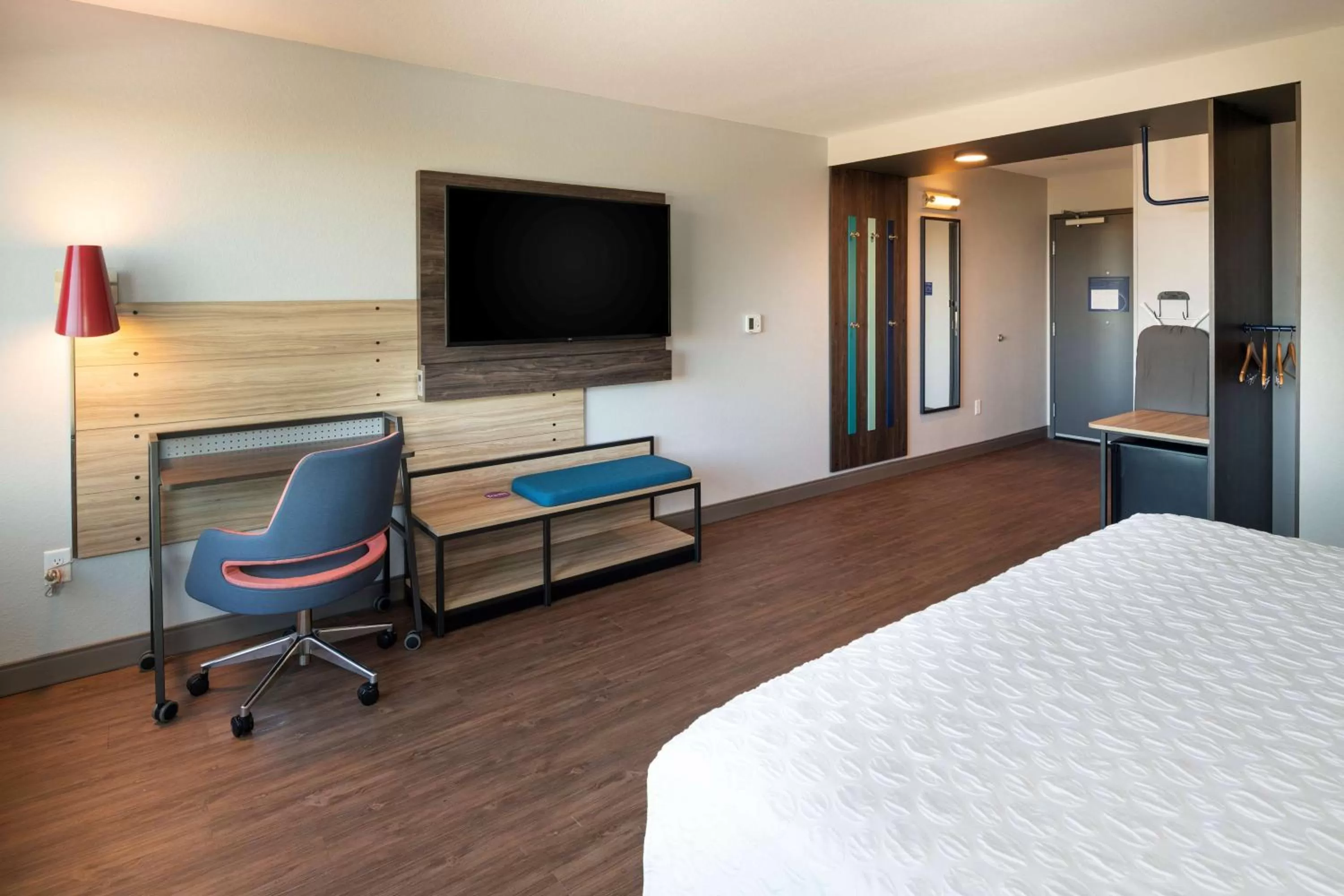King Room with Bath Tub - Mobility Access in Tru By Hilton Phoenix Glendale Westgate