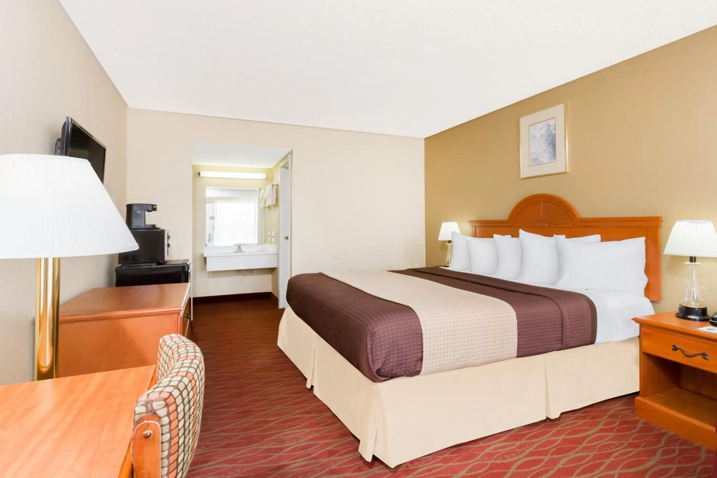 King Room -Smoking in Days Inn by Wyndham Staunton