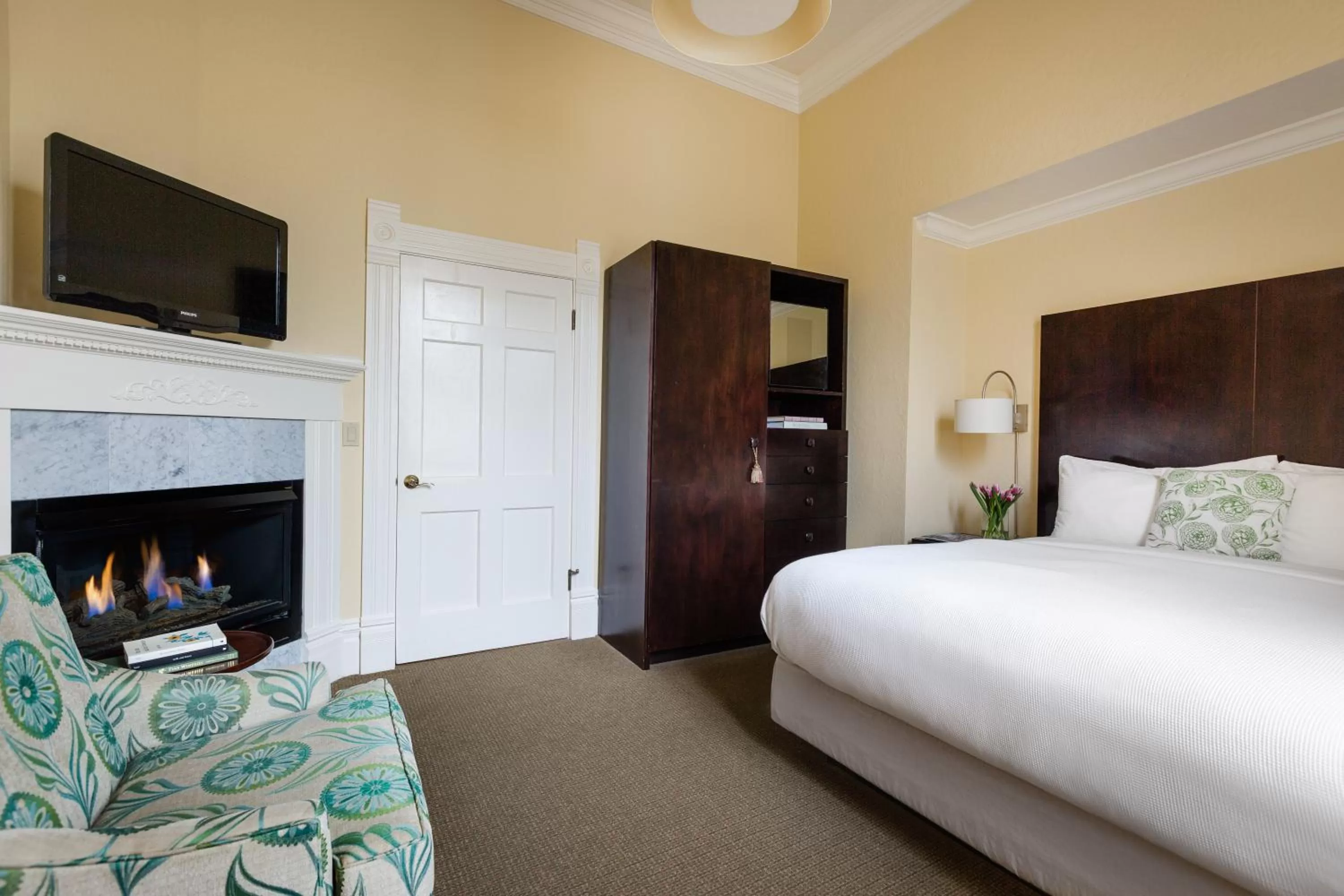 Healdsburg Queen in Healdsburg Inn on the Plaza, A Four Sisters Inn