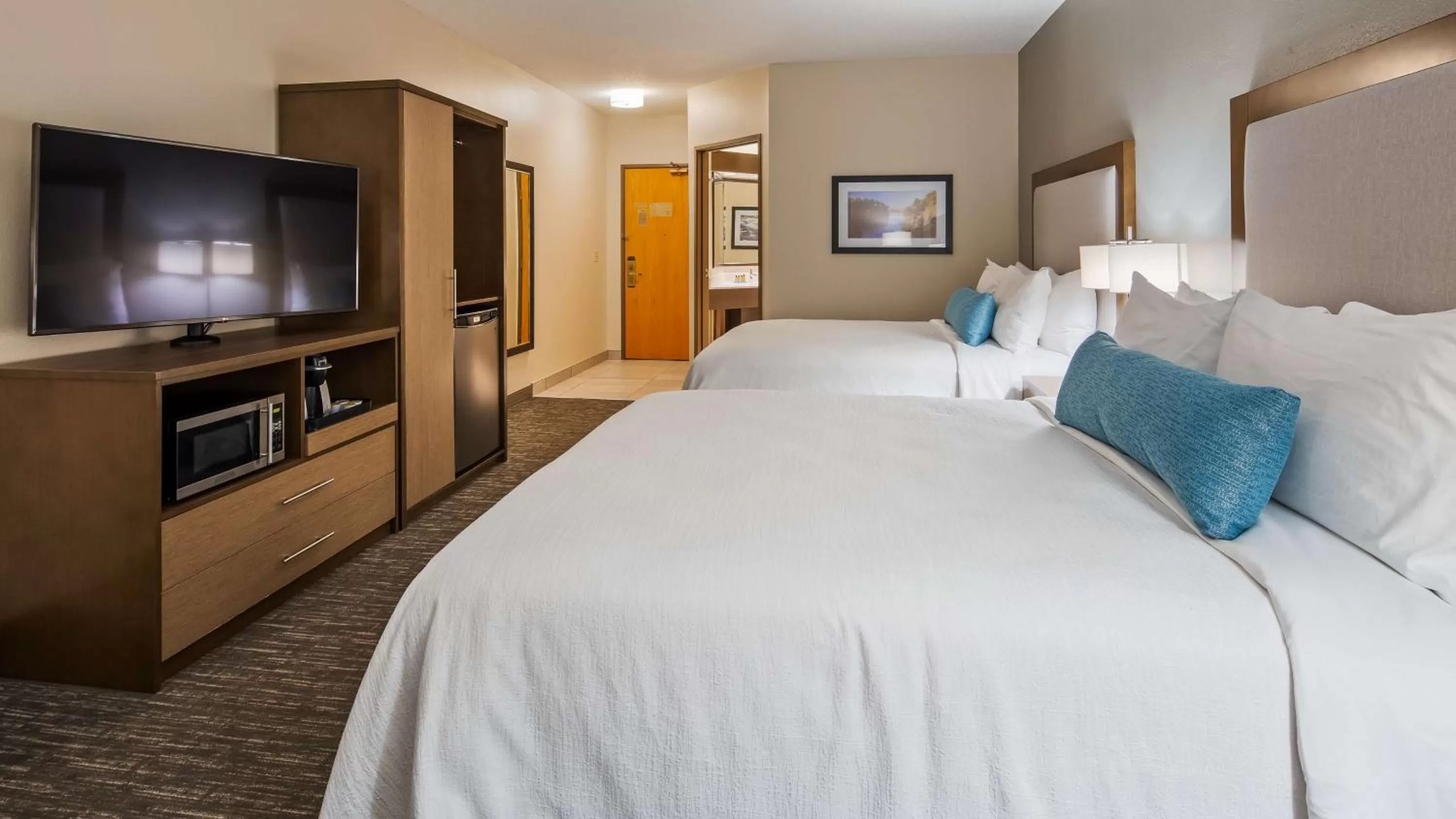 Queen Room with Two Queen Beds - Disability Access in Best Western Plus Hudson I-94