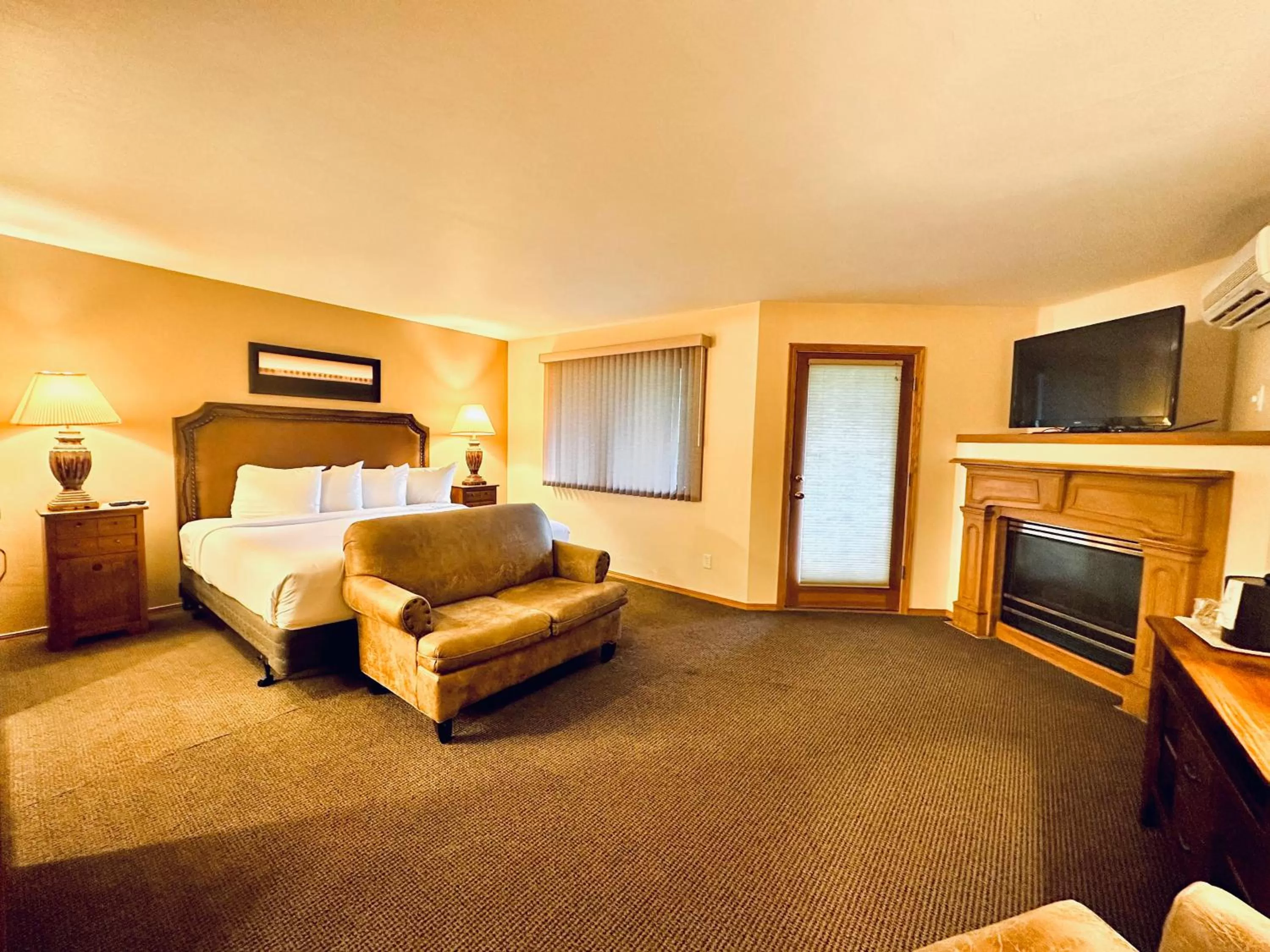 No Pet -- Junior King Suite in The Lodge at Leathem Smith