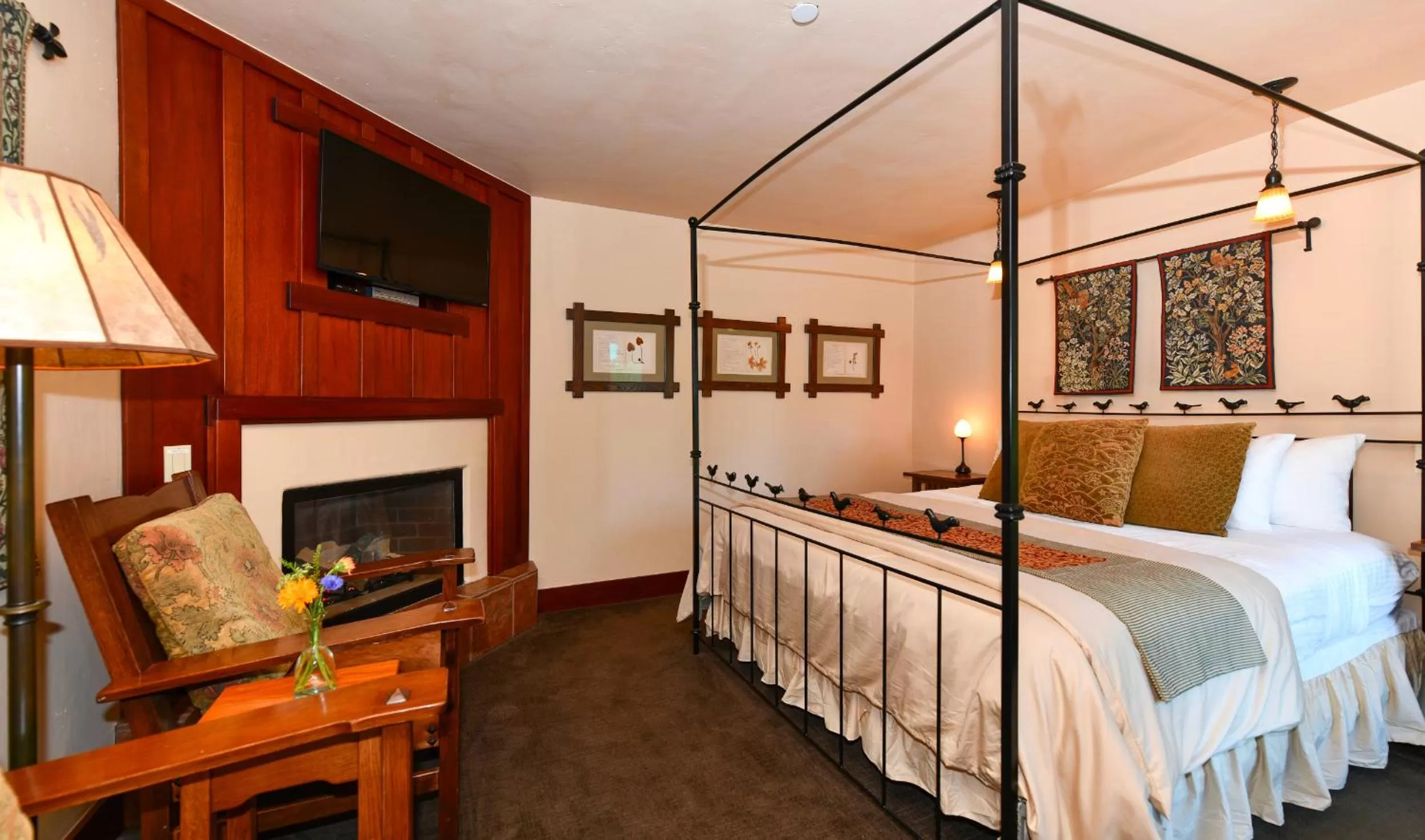 King Room with Balcony in Blackbird Inn