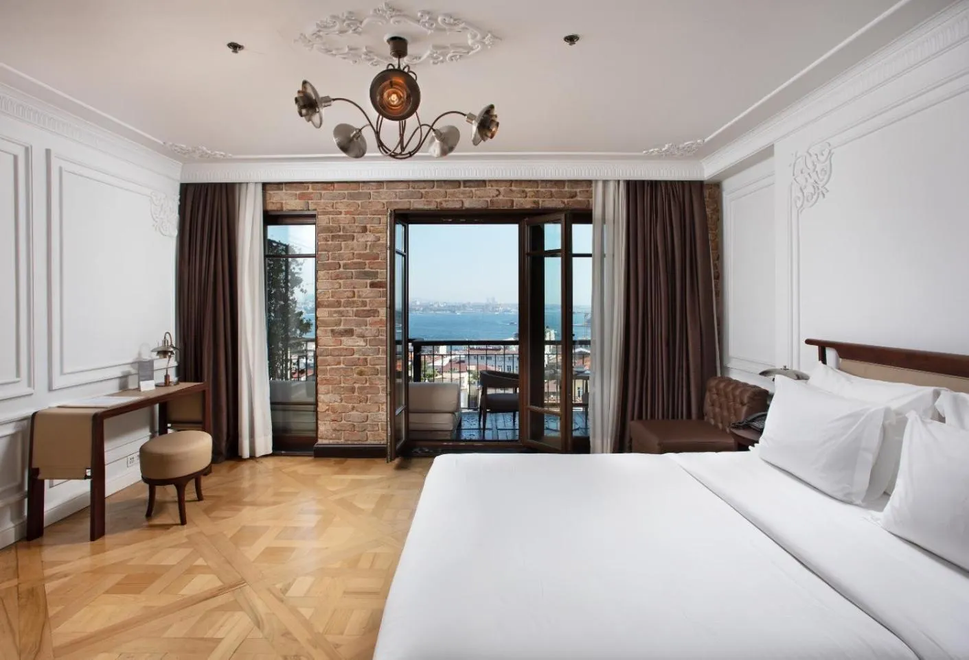 Deluxe Double Room with Balcony and Sea View in Georges Hotel Galata