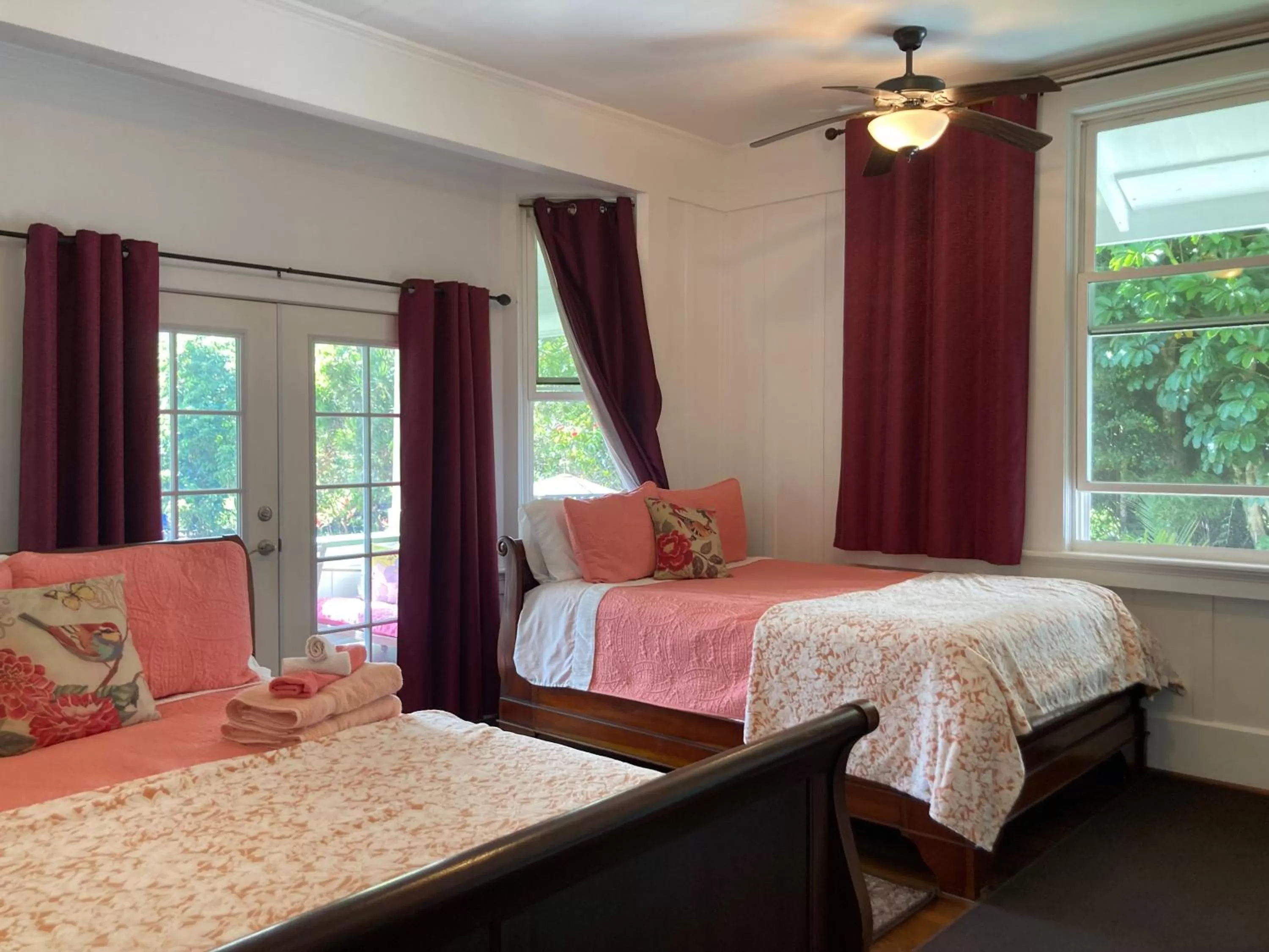 Queen Room with Balcony in Hilo Bay Oceanfront Bed and Breakfast