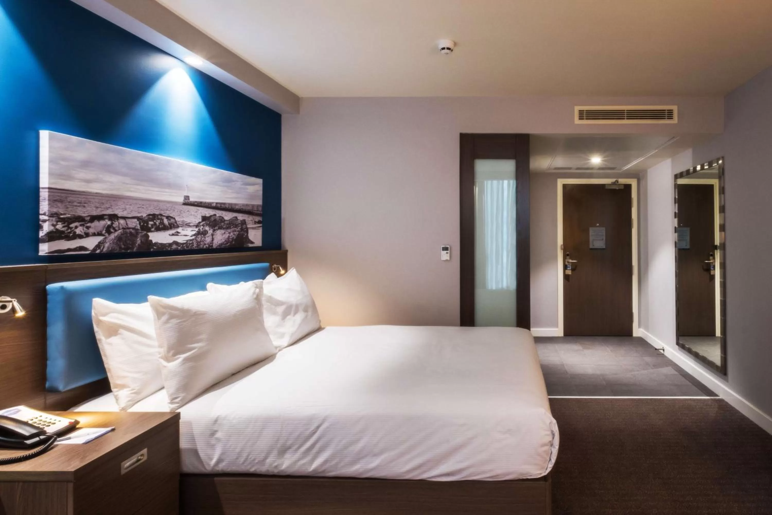Queen Room in Hampton By Hilton Aberdeen Airport