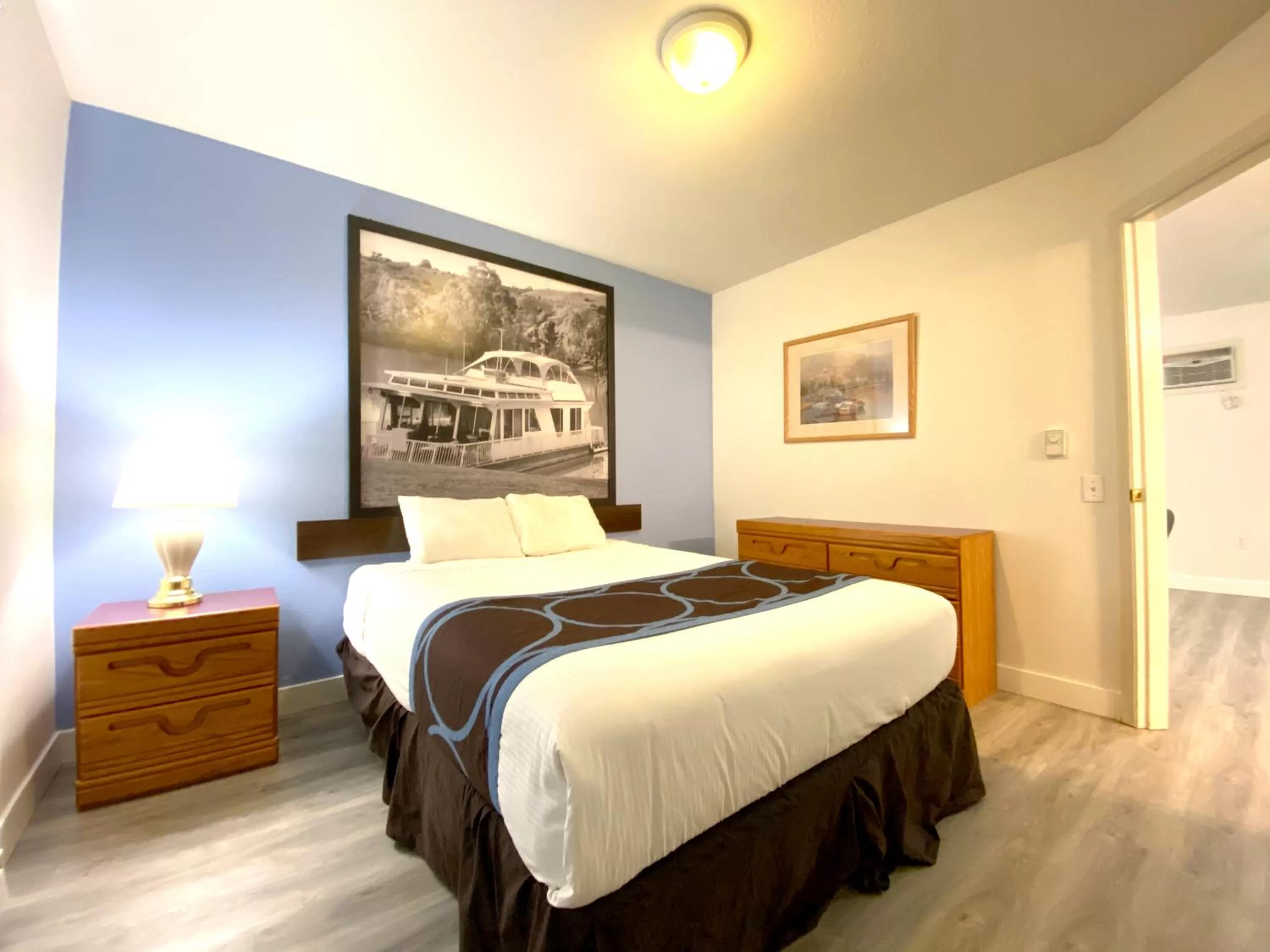 Deluxe Queen Suite - Non-Smoking in Super 8 by Wyndham Sicamous