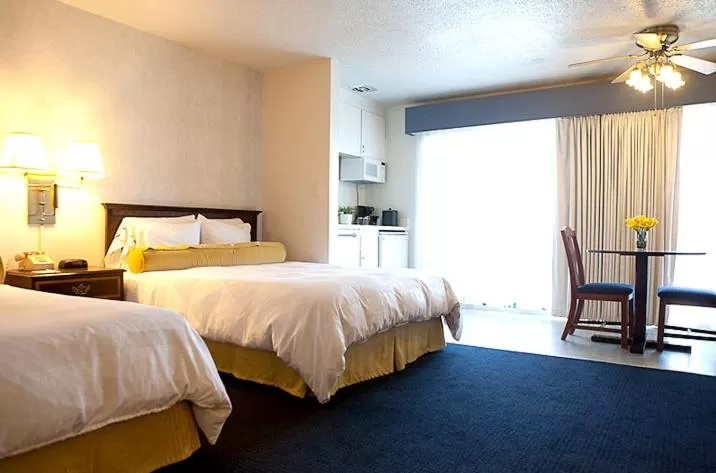 Queen Room with Two Queen Beds with City View  in Coral Reef Inn & Condo Suites