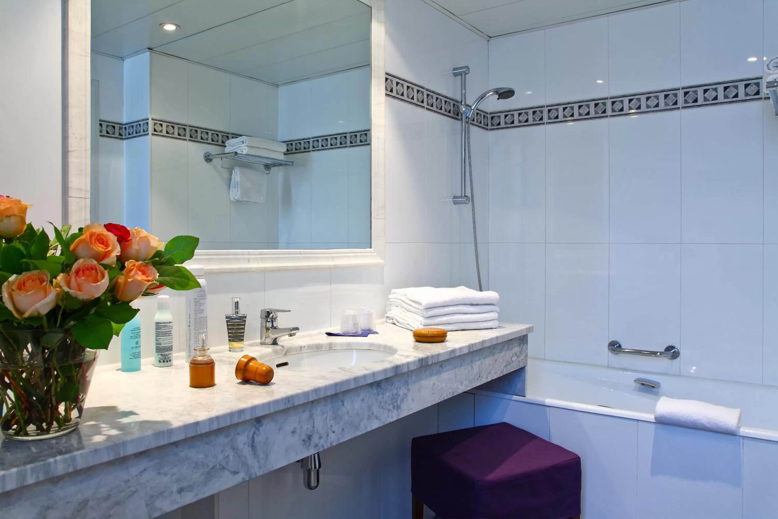 Family Junior Suite (2 Adults + 2 Children) in Hotel De La Jatte