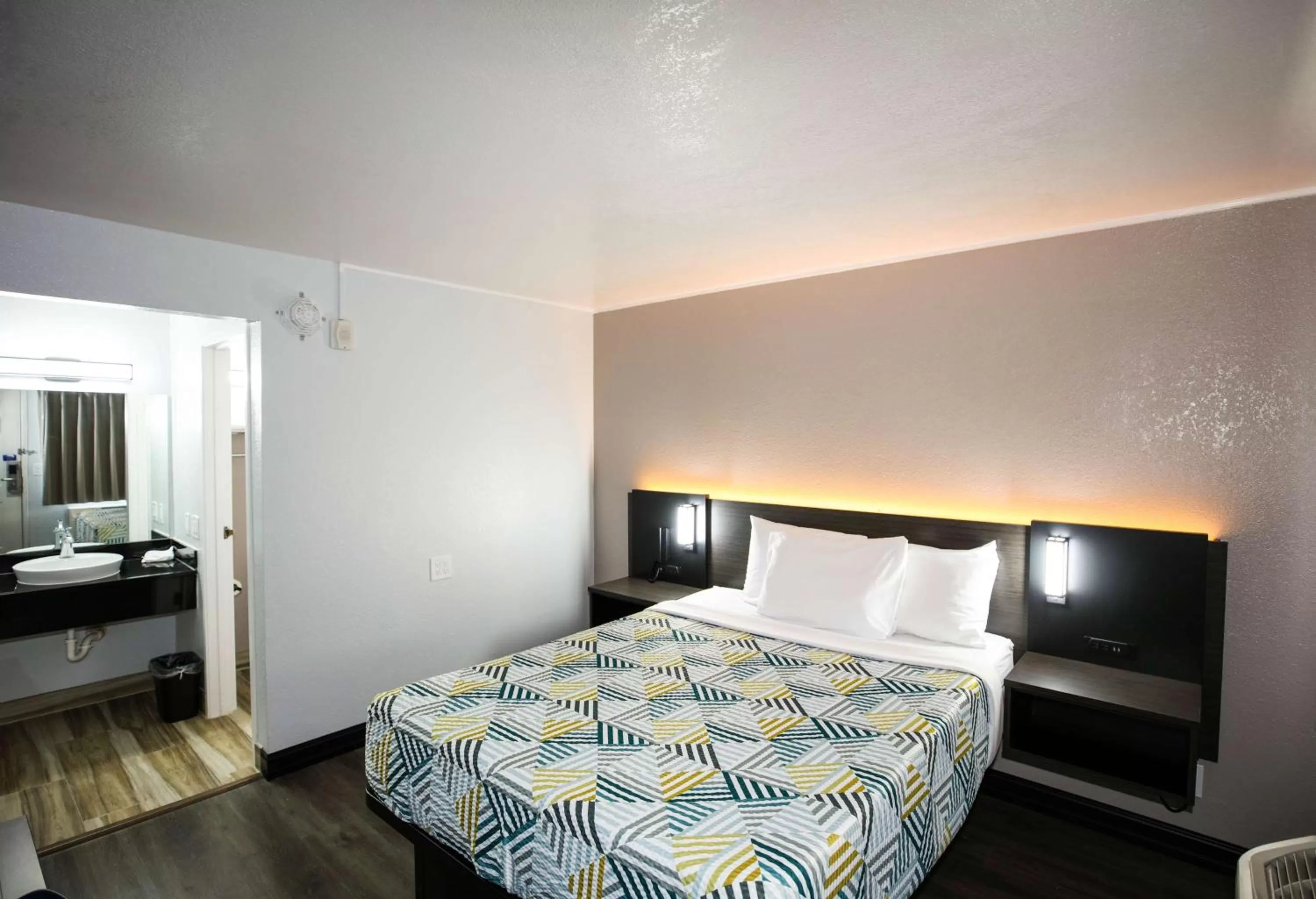 Double Room - Disability Access - Roll In Shower in Motel 6-Sacramento, CA - Central