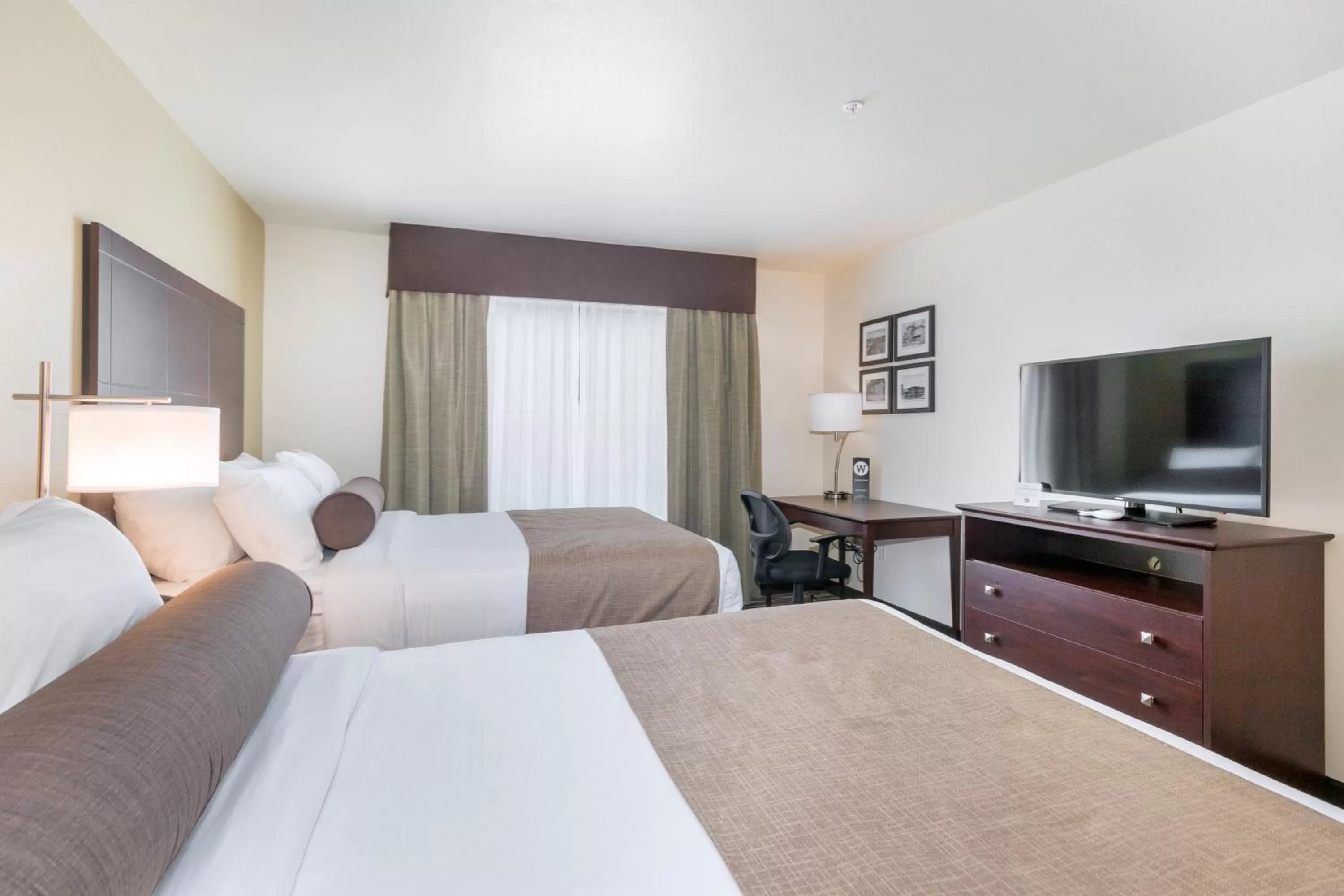 Deluxe Queen Room in Cobblestone Inn & Suites Fairfield Bay