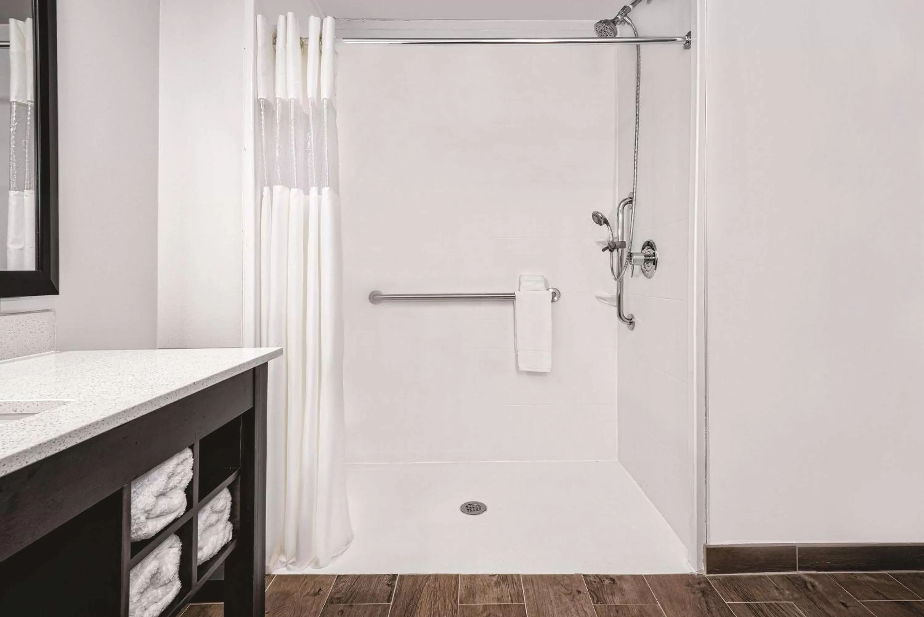 King Room with Bath Tub - Mobility/Hearing Accessible - Non-Smoking in La Quinta by Wyndham McAllen Convention Center