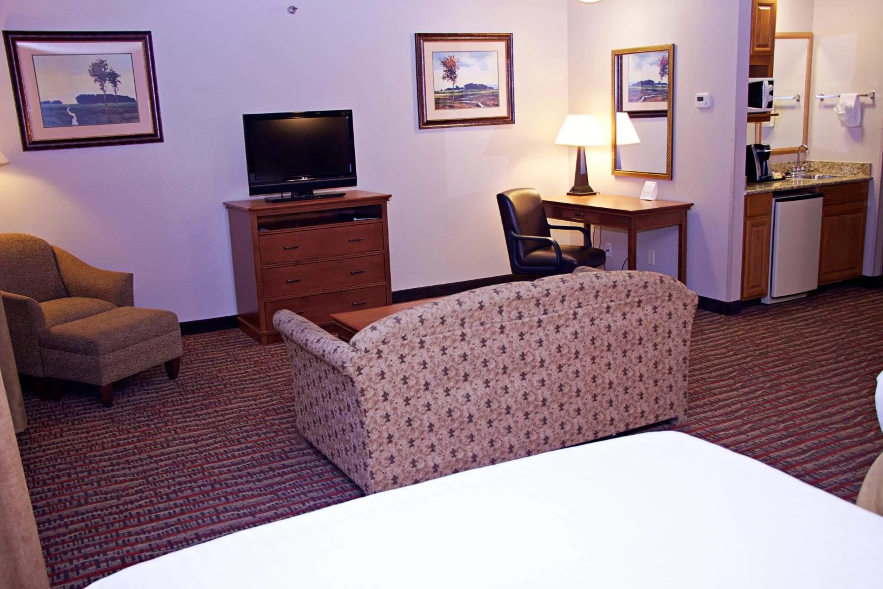 Suite with Two Queen Beds in Holiday Inn Express Hotel & Suites Pierre-Fort Pierre by IHG