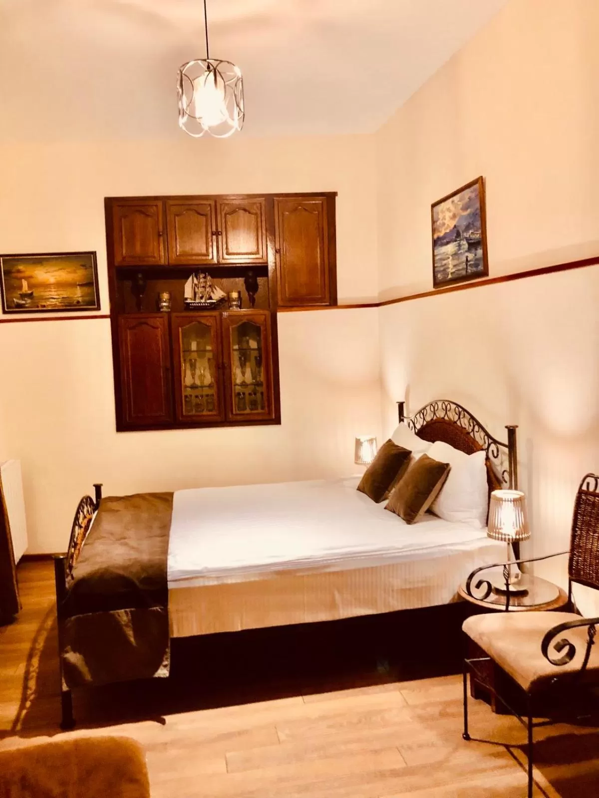 Budget Double Room in Hotel British House